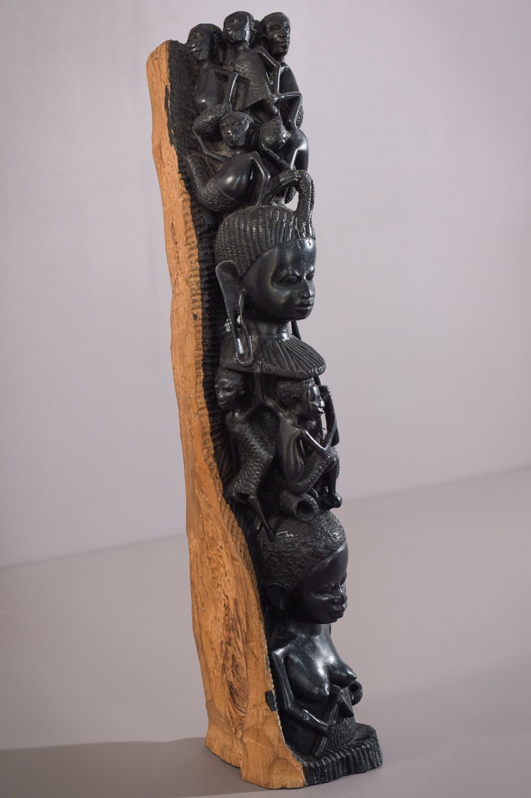 Afrikaanse Figuratieve Paalbeeldhouwing photo for sale