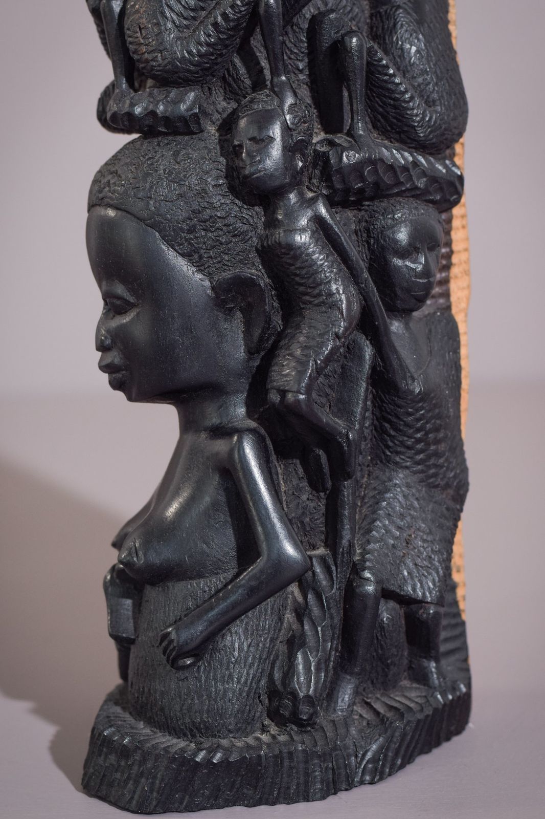 photo for sale Afrikaanse Figuratieve Paalbeeldhouwing