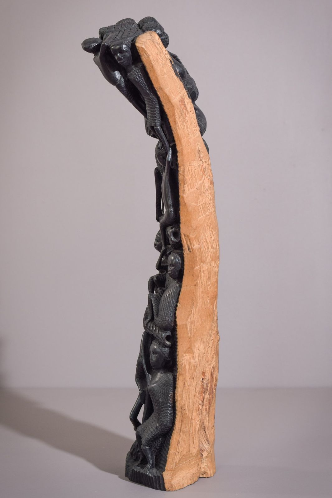 299.0 Afrikaanse Figuratieve Paalbeeldhouwing photo