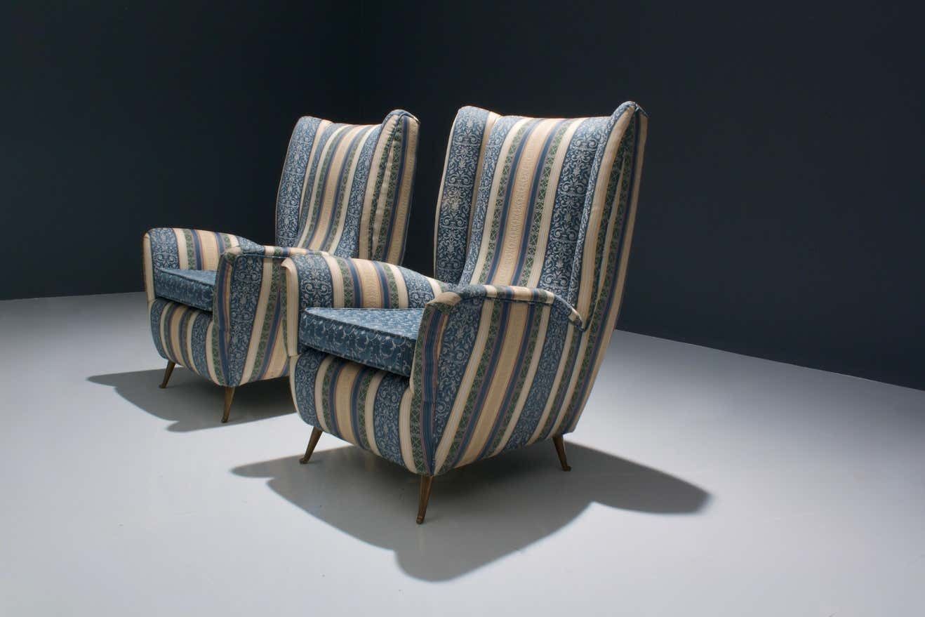 Set Van Twee Lounge Chairs Van I.S.A. Met Zijden Bekleding En Messing photo Meubels