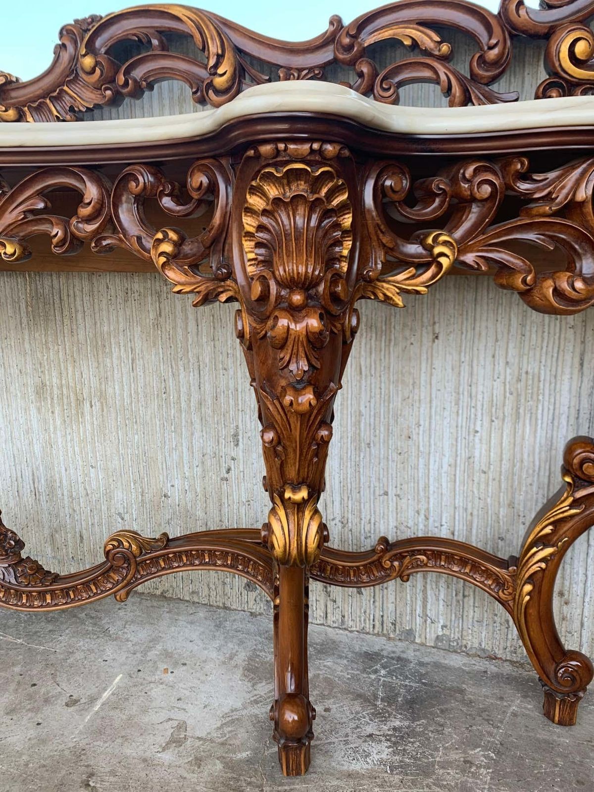 Console baroque espagnole du XXe siècle en noyer sculpté, ormolu et marbre photo for sale