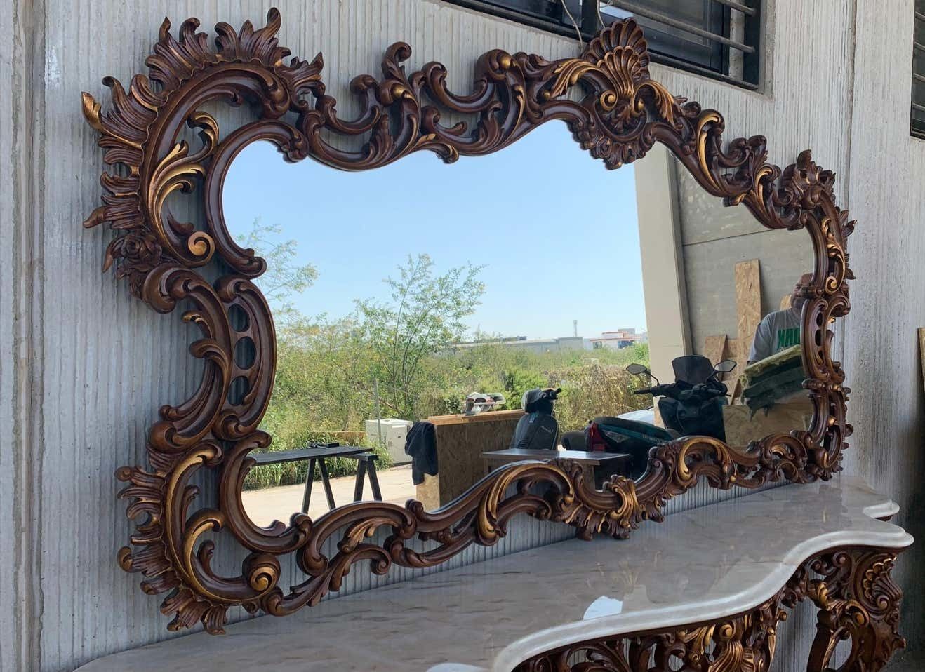 Mobilier Console baroque espagnole du XXe siècle en noyer sculpté, ormolu et marbre photo