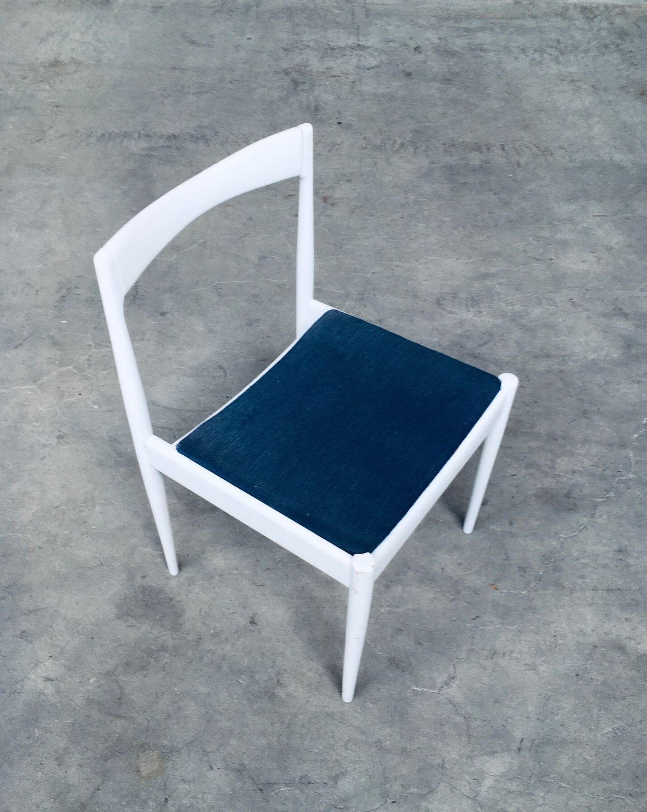 photo vintage Belgisch Design Jaren 1970 – Set Van 9 Witte Eetkamerstoelen