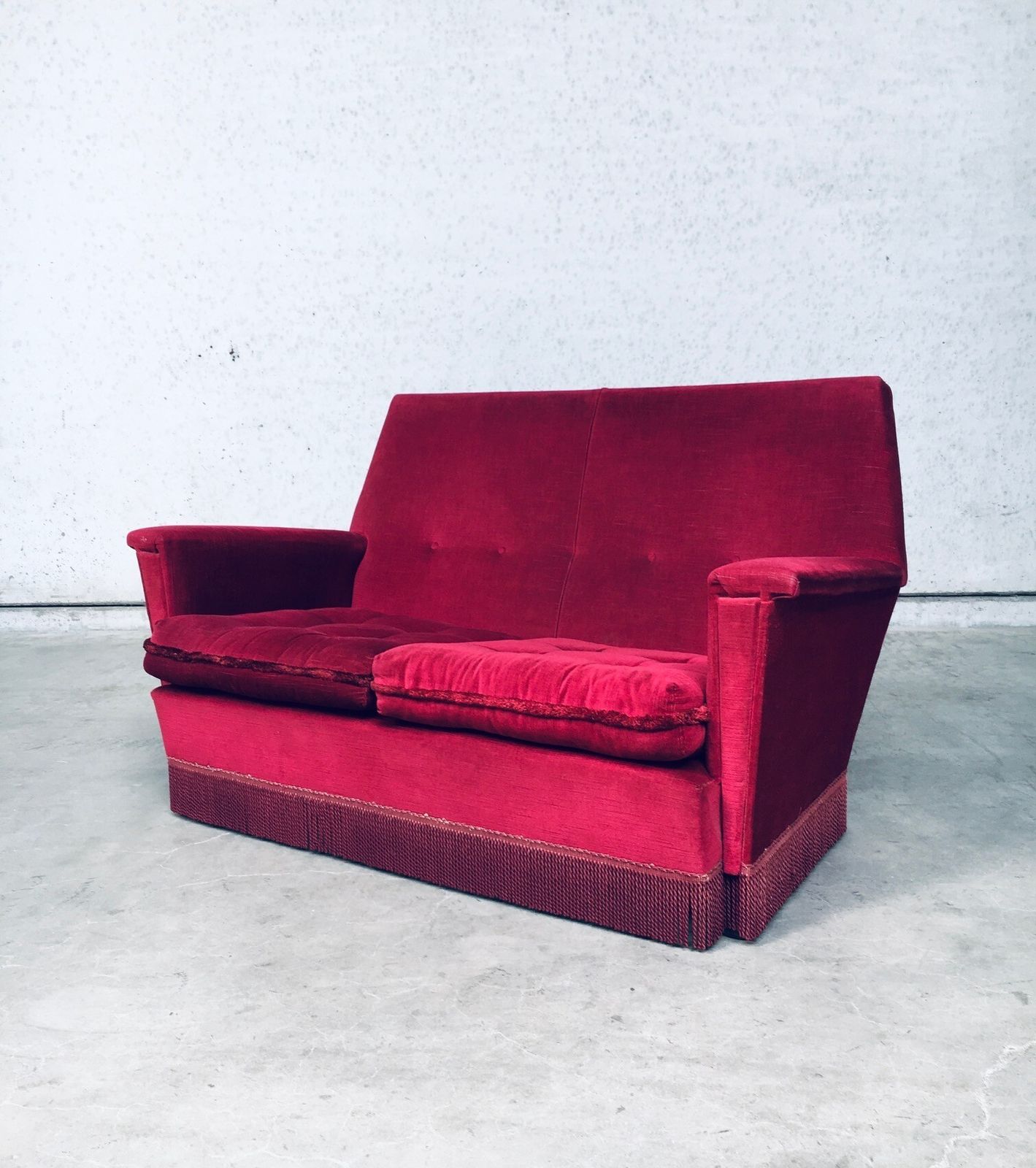 Hollywood Regency Stijl Fuchsia Fluwelen 2 Zitsbank Met Franje, Jaren 1960 photo Meubels
