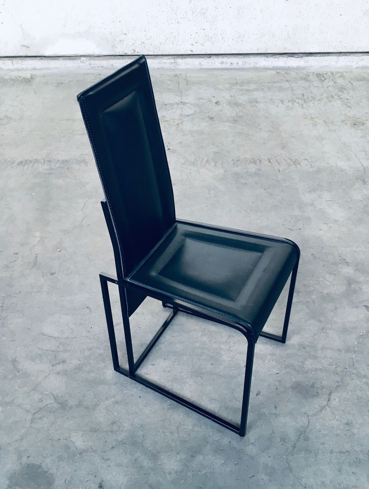 photo vinterior Postmodern Architecturaal Design – Set Van 10 Eetkamerstoelen, Jaren 1980, Italië