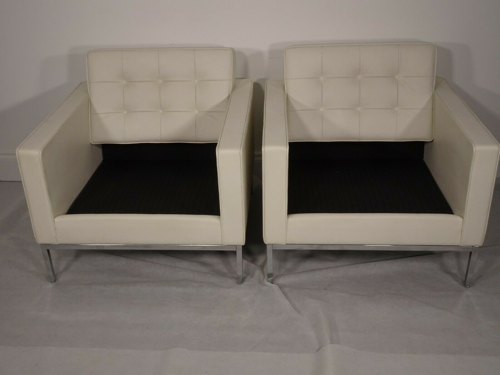 photo furniture Stunning Pair Of Genuine Florence Knoll 1954 Lounge Chair In Luxurious Leather