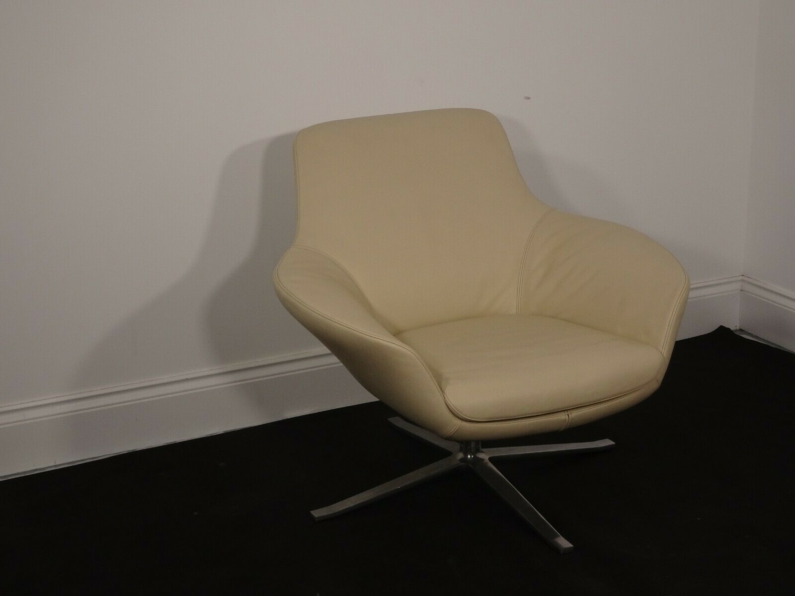 Immaculate Walter Knoll Oscar Luxury Swivel Chair In Pristine Cream Leather photo vintage