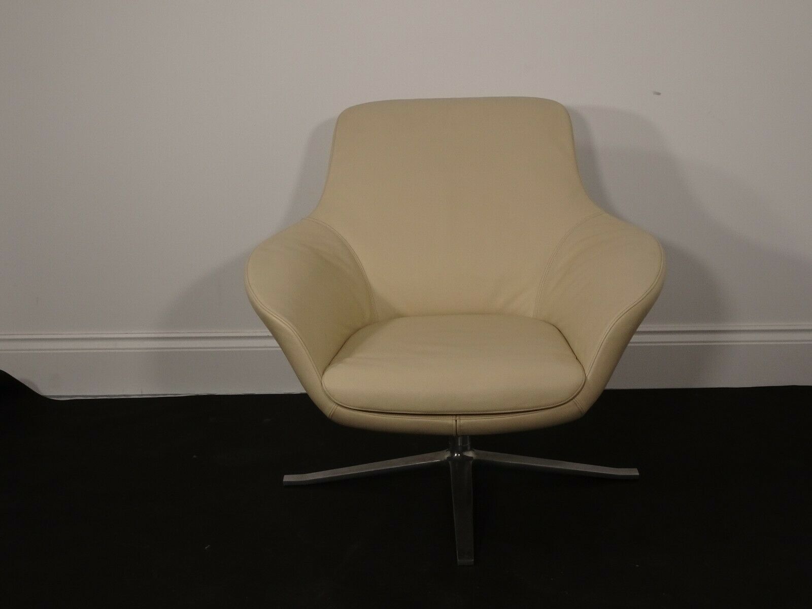 photo furniture Immaculate Walter Knoll Oscar Luxury Swivel Chair In Pristine Cream Leather