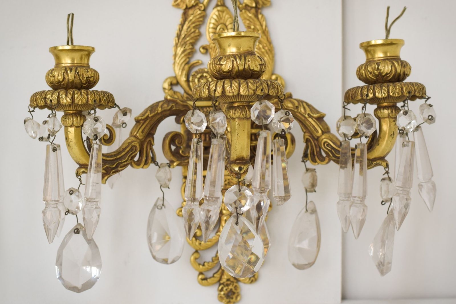 Twee Wandkroonluchters Van Brons En Geslepen Glas photo furniture