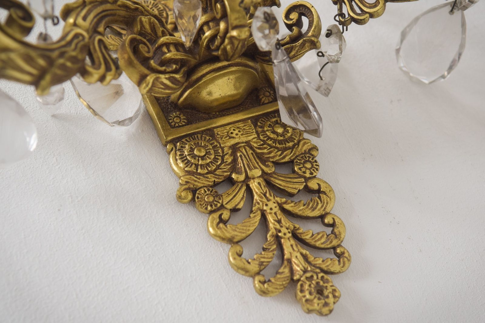 Twee Wandkroonluchters Van Brons En Geslepen Glas photo buy