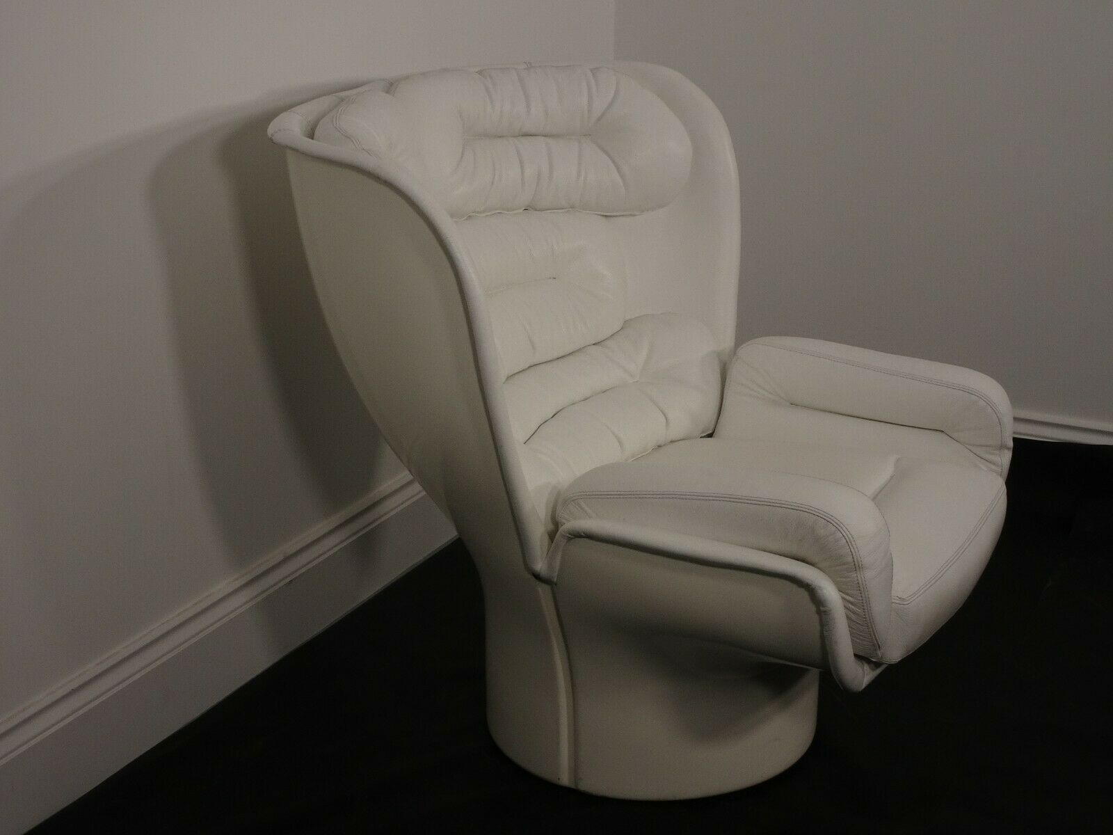 Stunning Iconic Elda Chair Designed By Joe Colombo In The 1960s In White Leathe photo vinterior