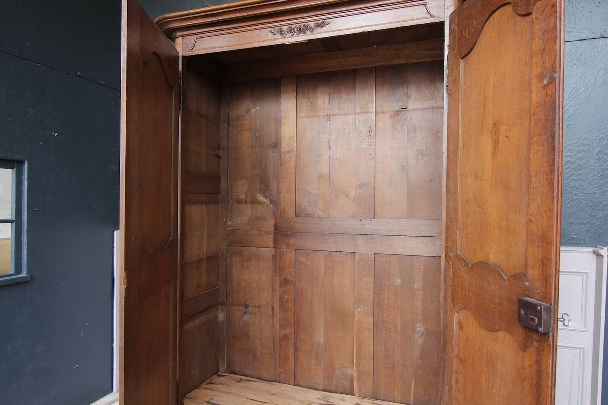 photo vintage Large French Louis XVI Wardrobe, 1700s
