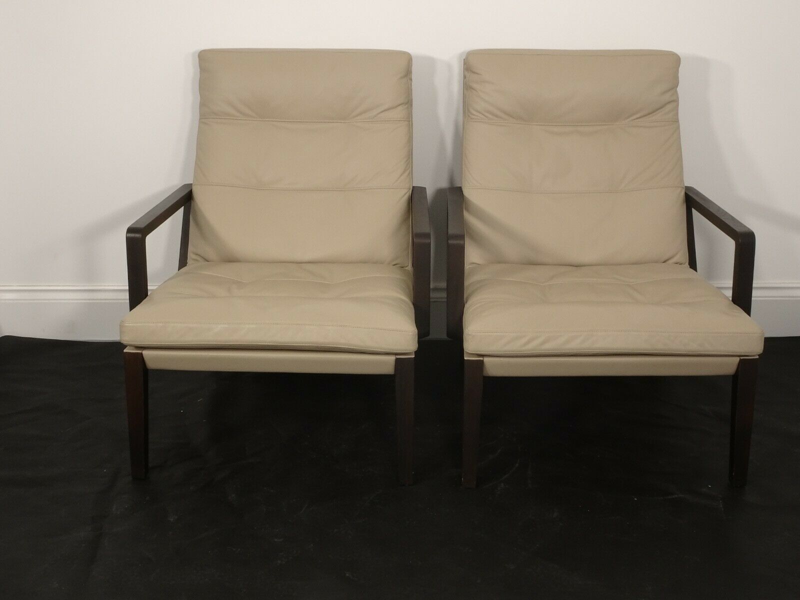 A Stunning Pair Of Walter Knoll Andoo Lounge Chairs In Ivory Leather