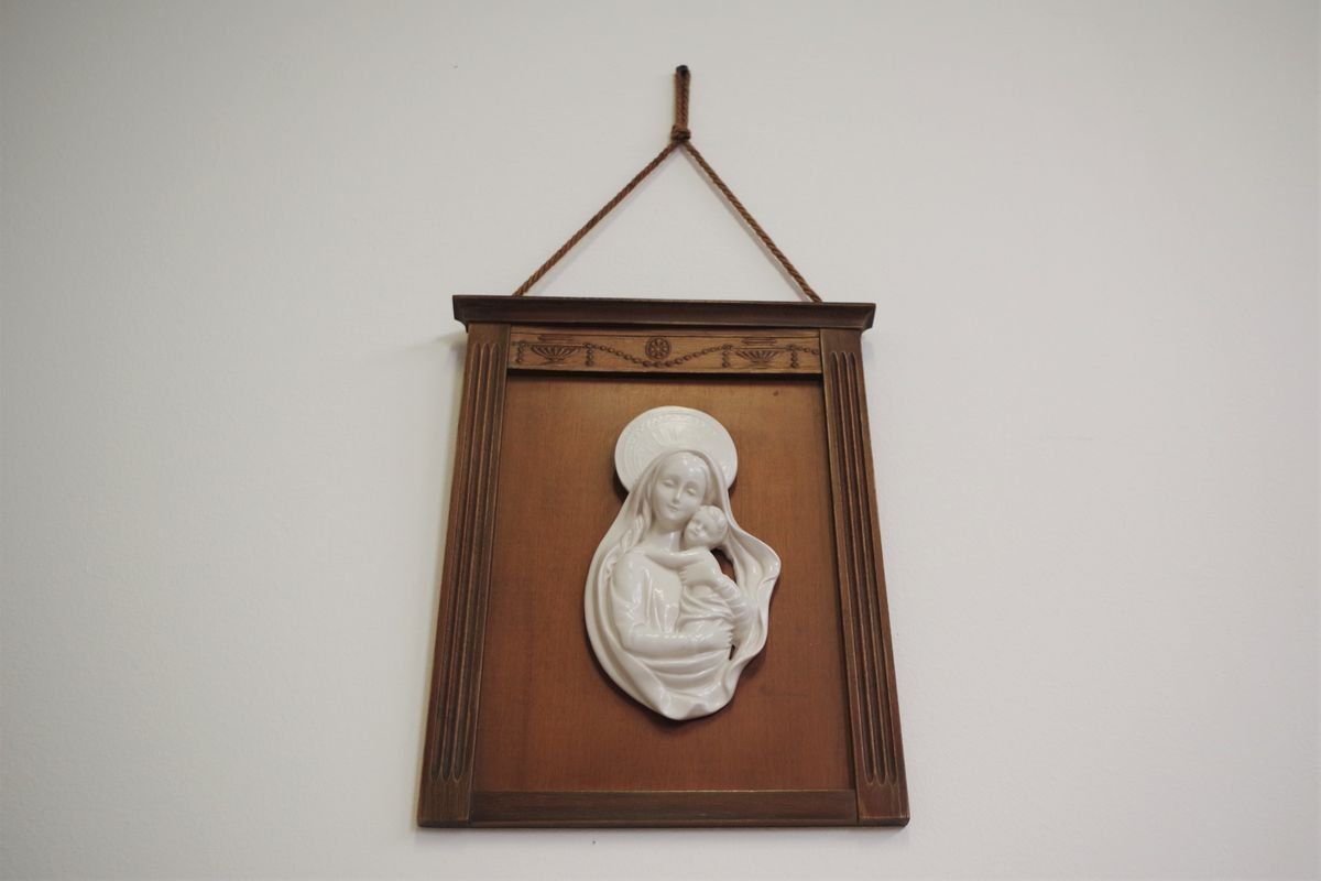 Cornice In Legno Intagliato Con Raffigurazione Ceramica Della Madonna, Anni '50