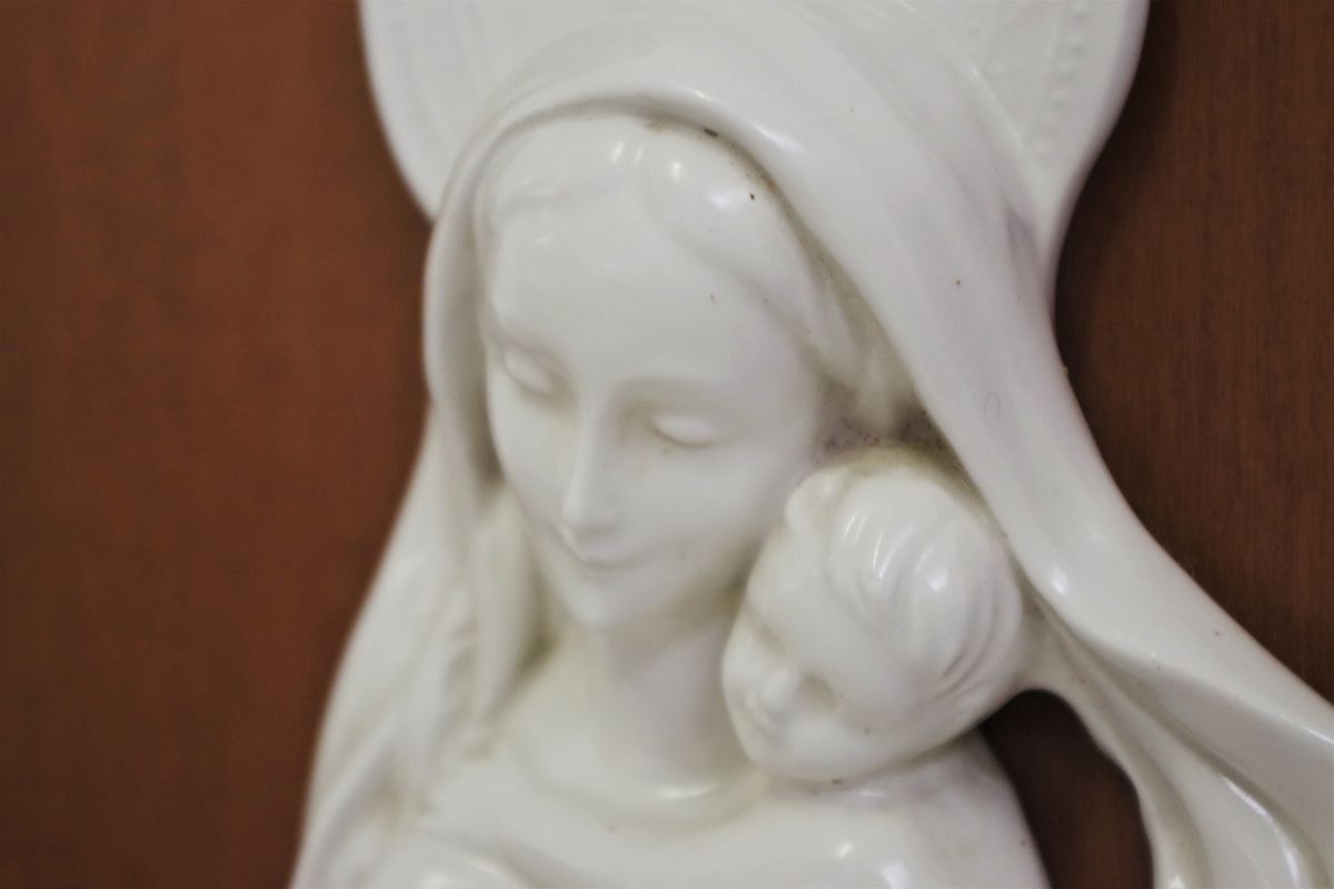 Cornice In Legno Intagliato Con Raffigurazione Ceramica Della Madonna, Anni '50 photo buy