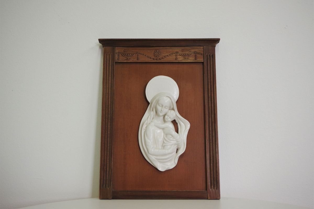 photo buy Cornice In Legno Intagliato Con Raffigurazione Ceramica Della Madonna, Anni '50
