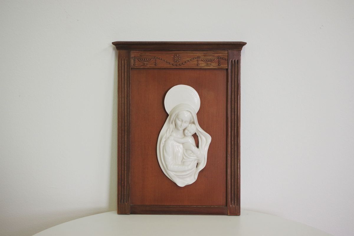 photo vintage Cornice In Legno Intagliato Con Raffigurazione Ceramica Della Madonna, Anni '50