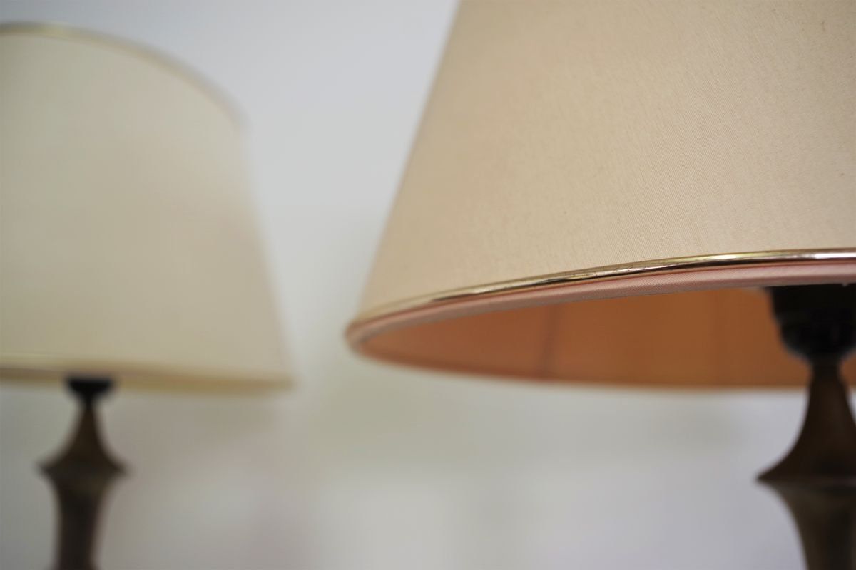 Lampade In Mogano, Brass & Cotton Hats Di Abat Jour, Anni '50, Set Di 2 photo vintage