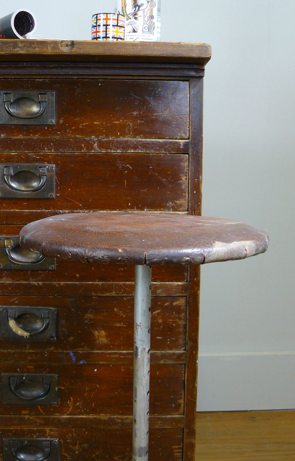 1930s Industrial Swivel Stool photo vinterior