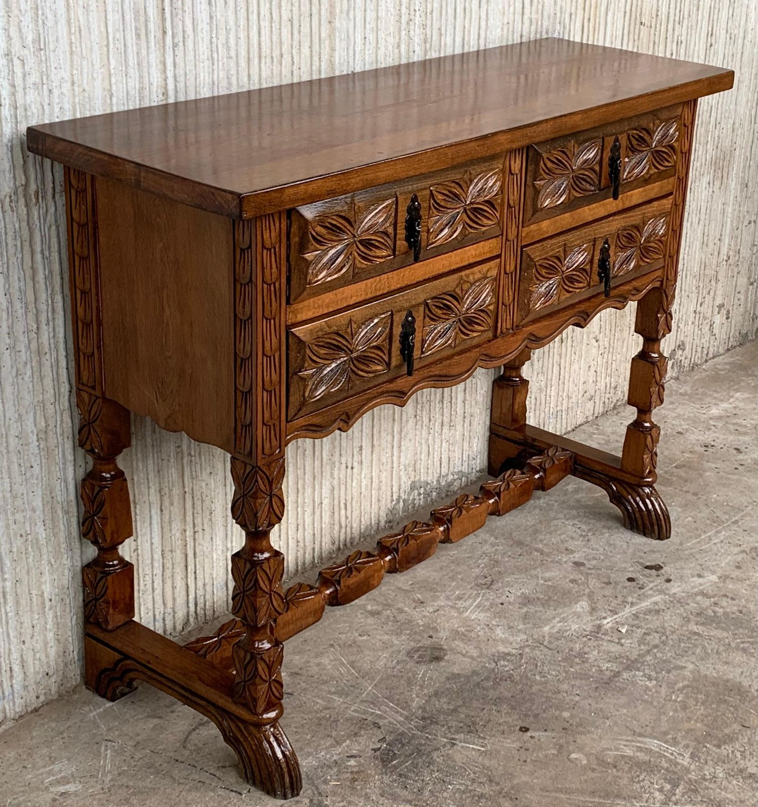 Console catalane espagnole en noyer sculpté, quatre tiroirs, XIXe siècle photo 4042.0