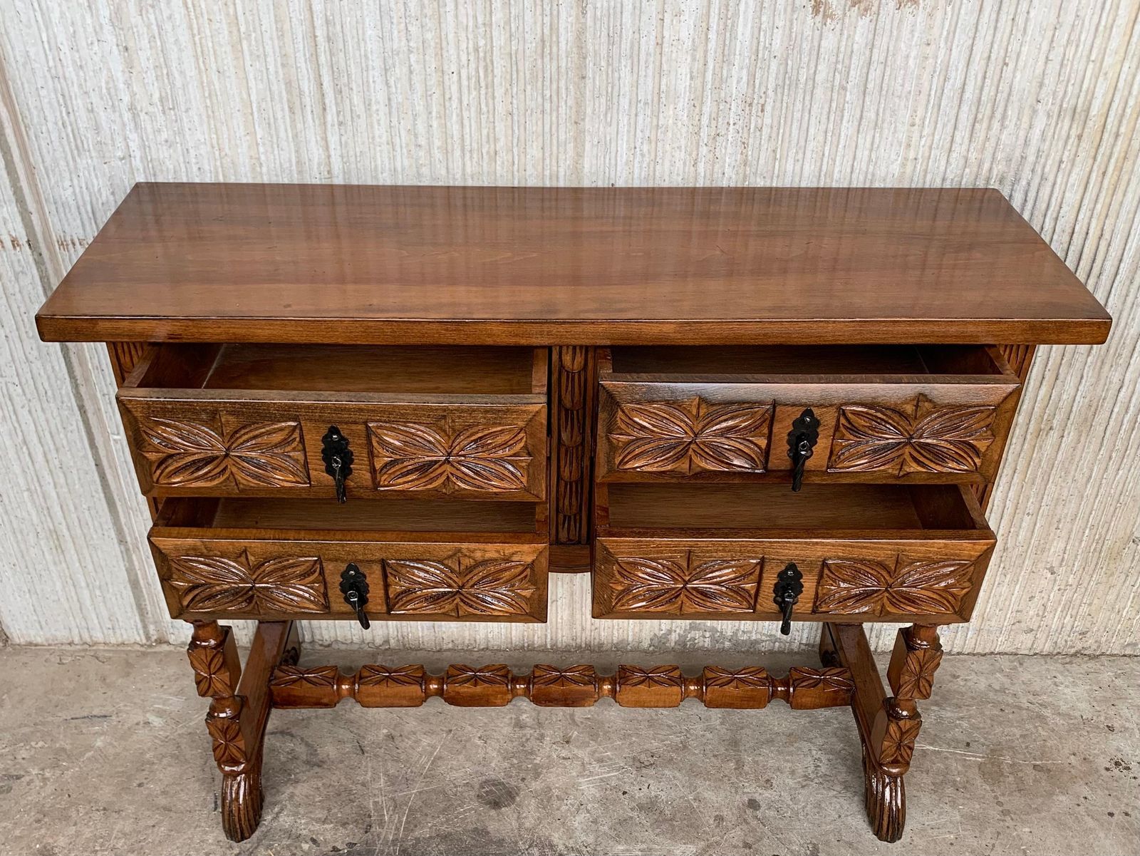Console catalane espagnole en noyer sculpté, quatre tiroirs, XIXe siècle photo vinterior