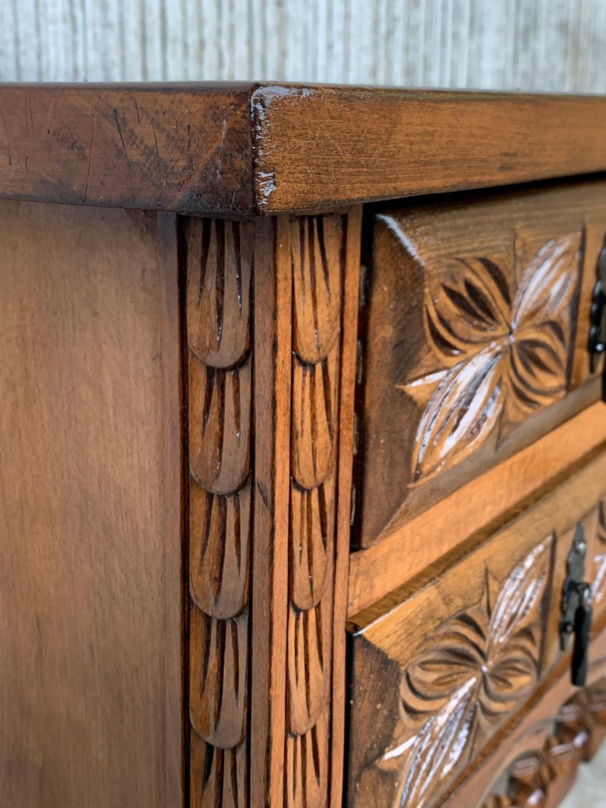 photo furniture Console catalane espagnole en noyer sculpté, quatre tiroirs, XIXe siècle