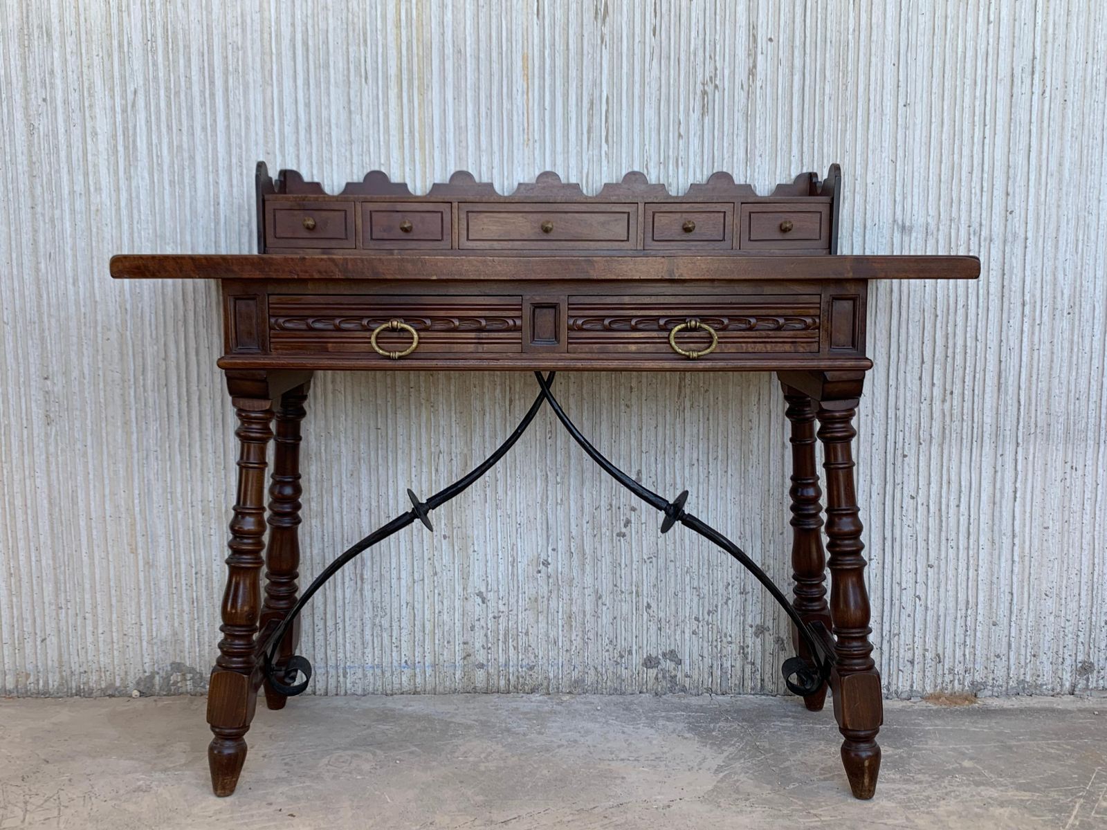 Bureau de dame ou console catalane en noyer sculpté et entretoise en fer photo 4111.0