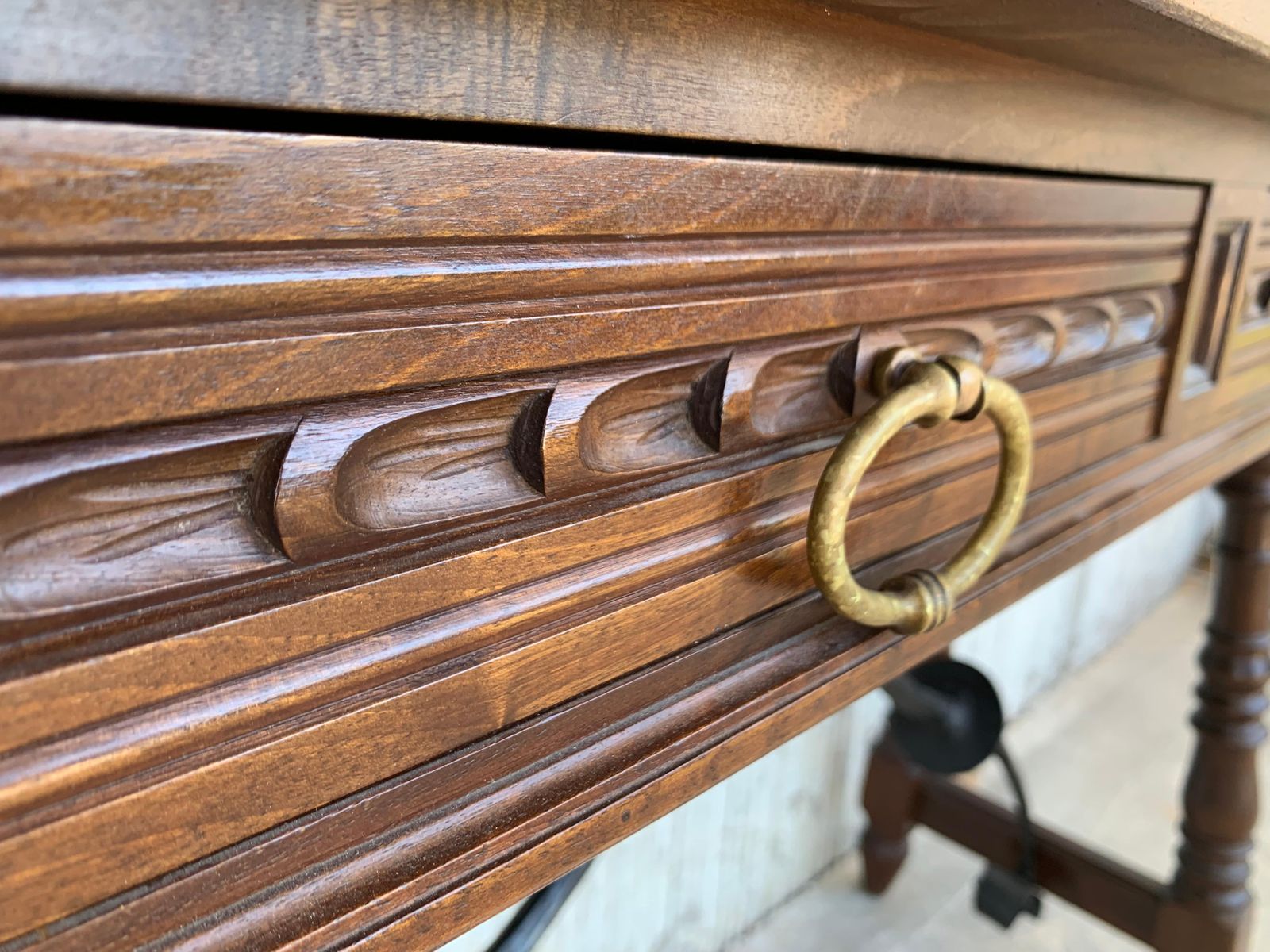 Mobilier Bureau de dame ou console catalane en noyer sculpté et entretoise en fer photo