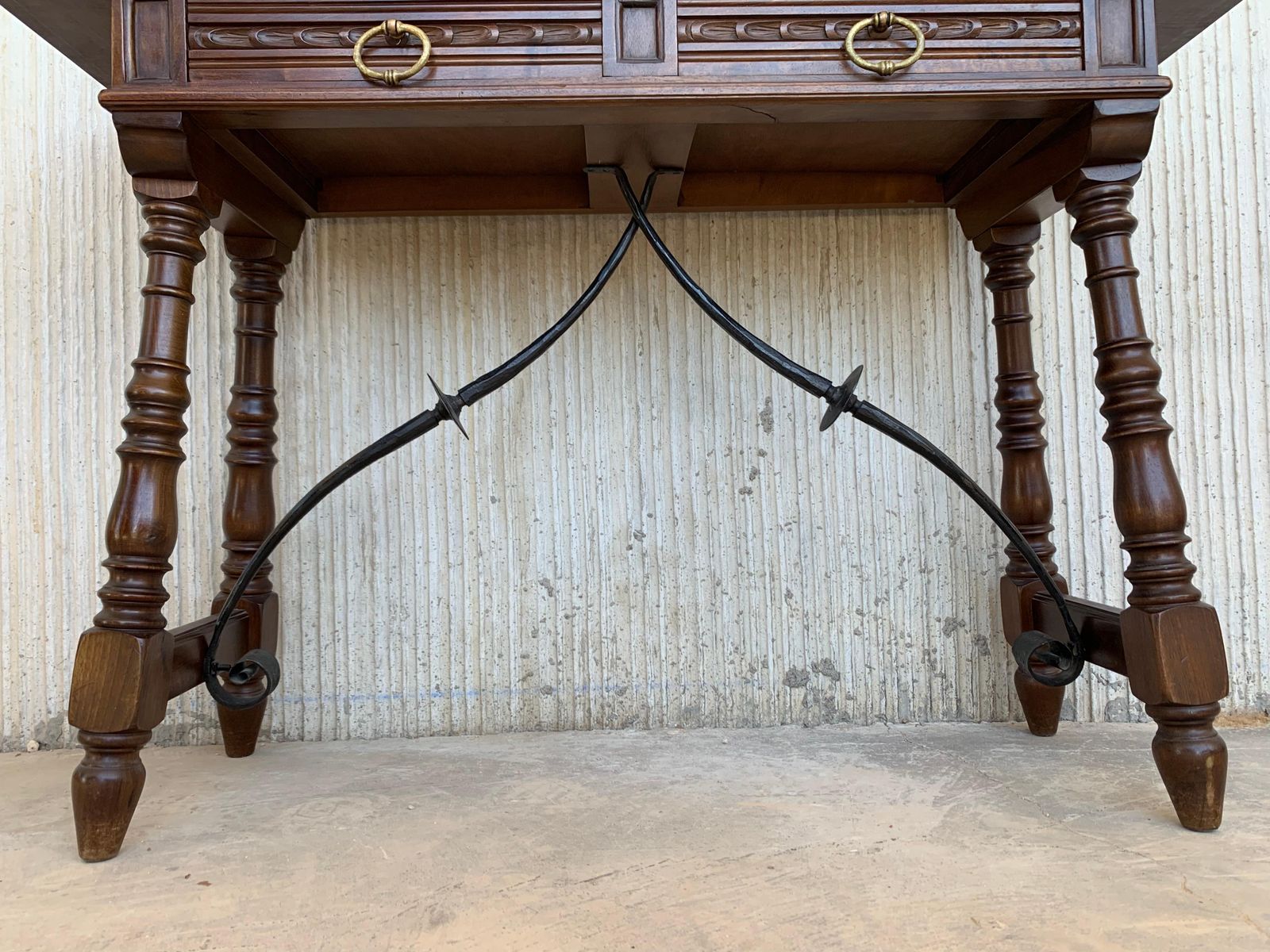 4111.0 Bureau de dame ou console catalane en noyer sculpté et entretoise en fer photo