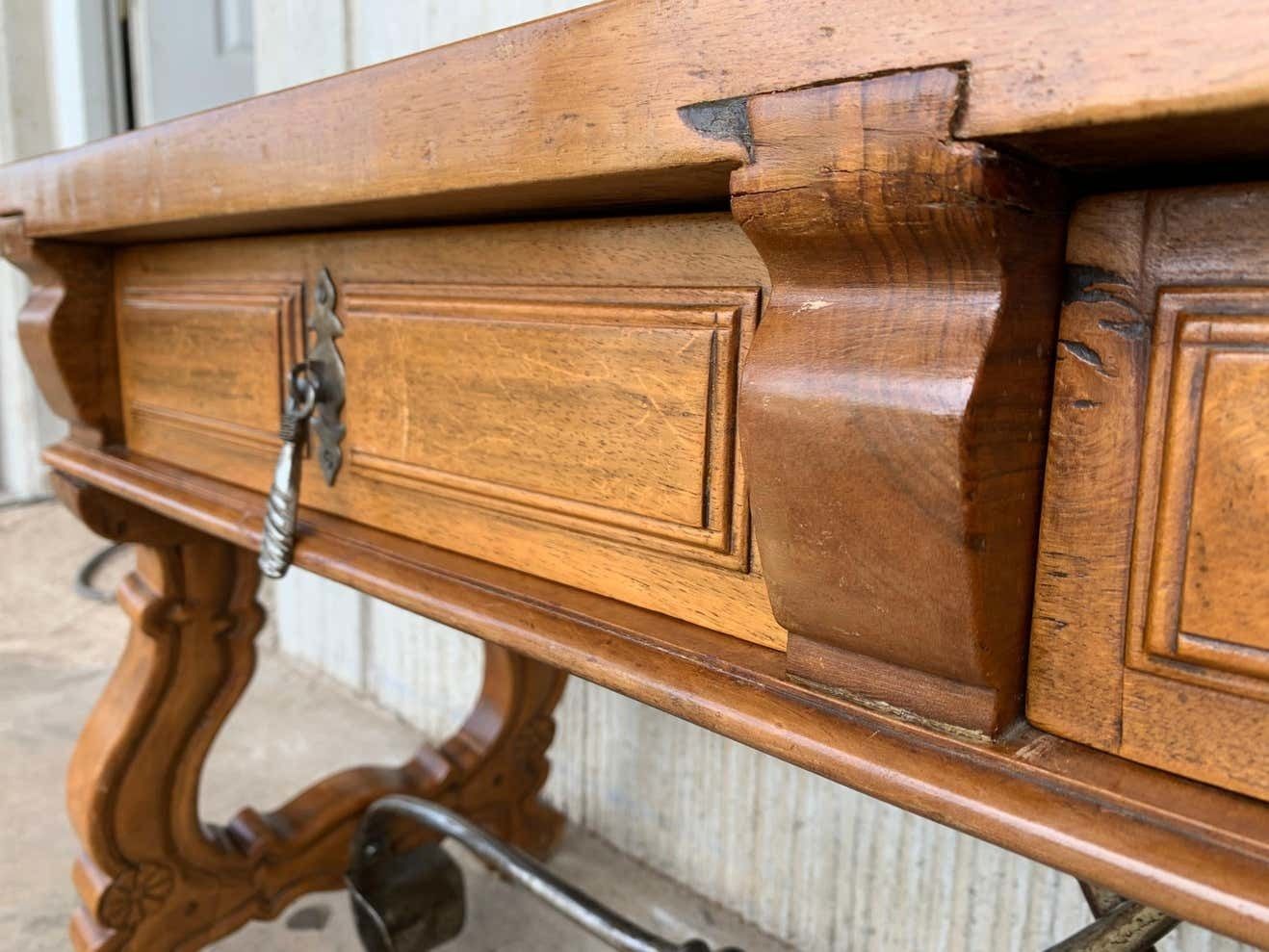 Banc espagnol ou console basse à tiroirs, pieds en lyre et entretoise en fer photo vintage