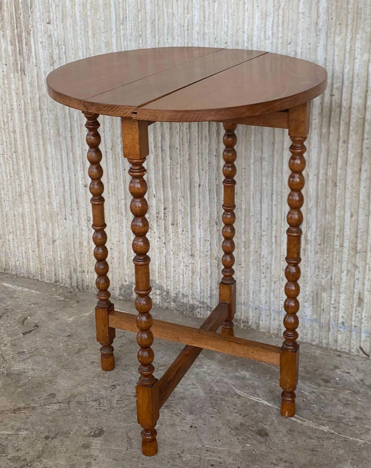 photo vinterior Tables gigognes et pliantes espagnoles en noyer, pieds tournés, XXe siècle