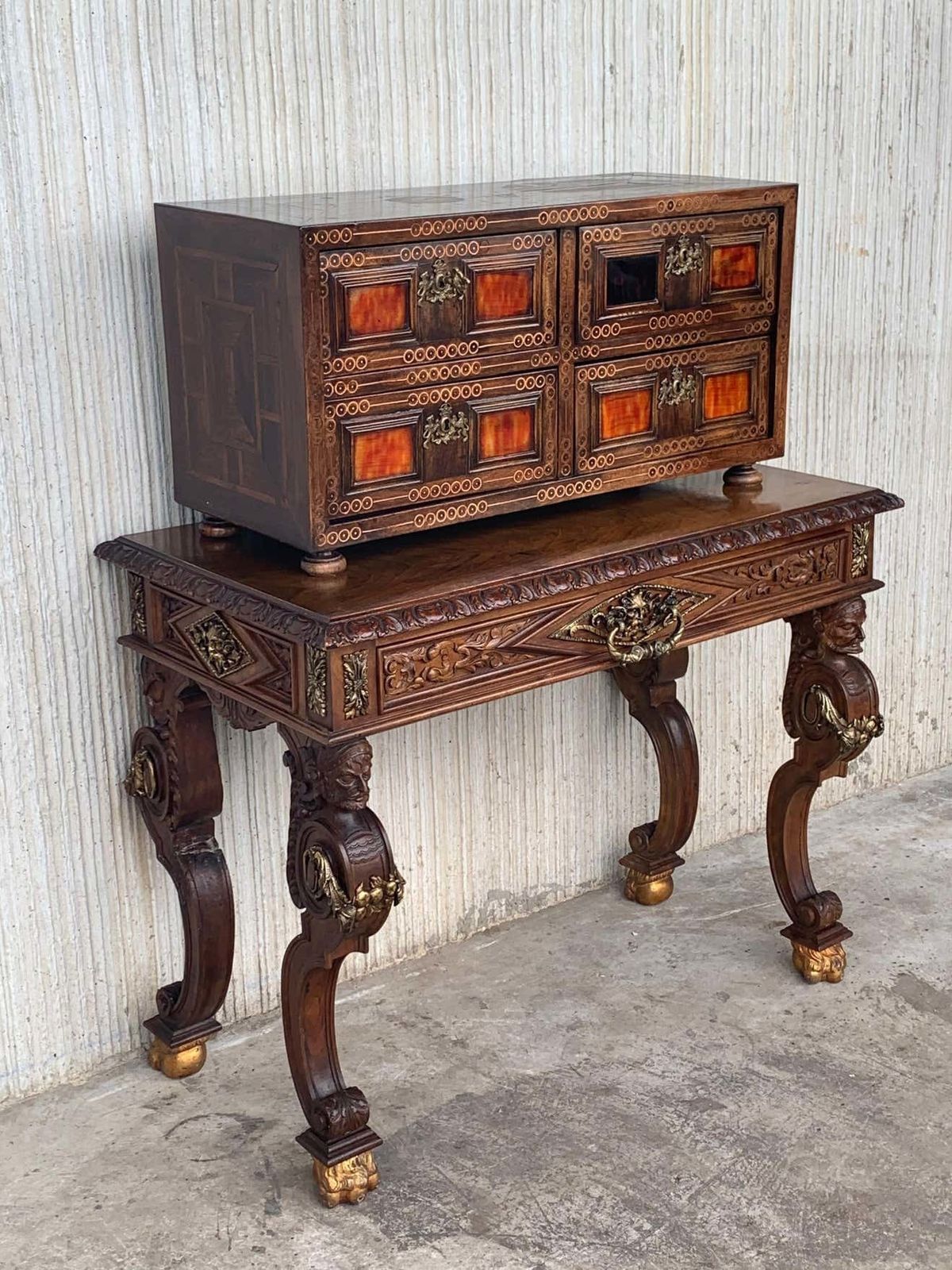 Cabinet sur piédestal italien du XXe siècle, bargueño baroque avec incrustations et montures photo for sale