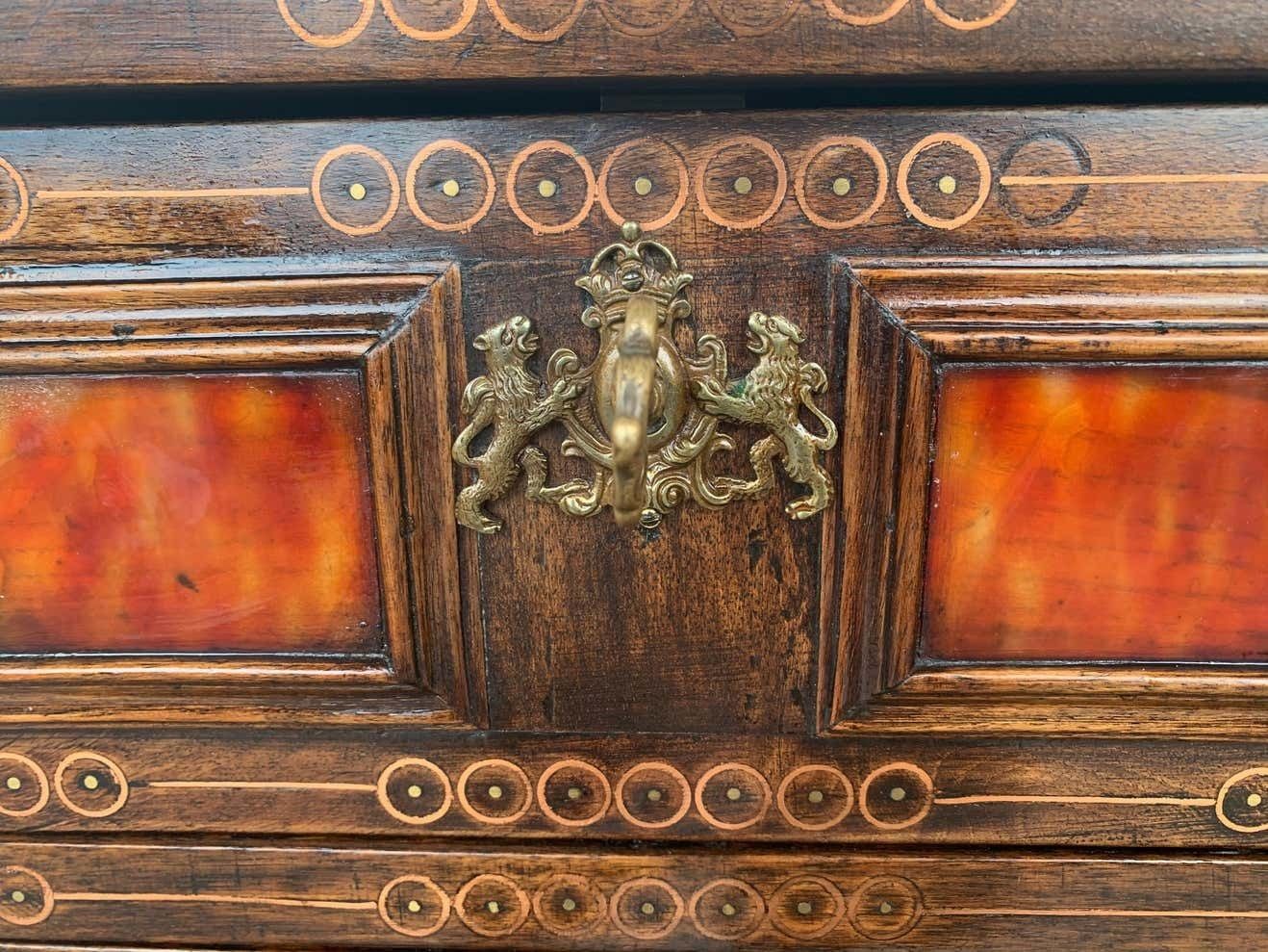 photo furniture Cabinet sur piédestal italien du XXe siècle, bargueño baroque avec incrustations et montures