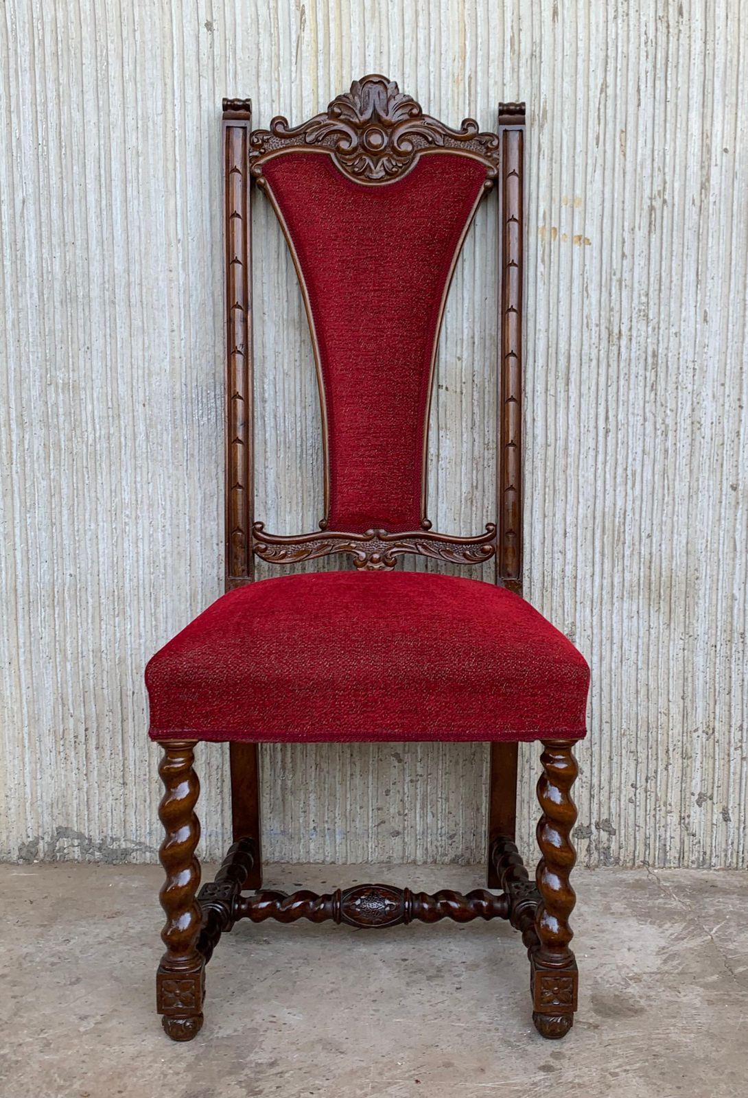 Ensemble de six chaises espagnoles en noyer sculpté, assise et dossier en velours rouge photo furniture