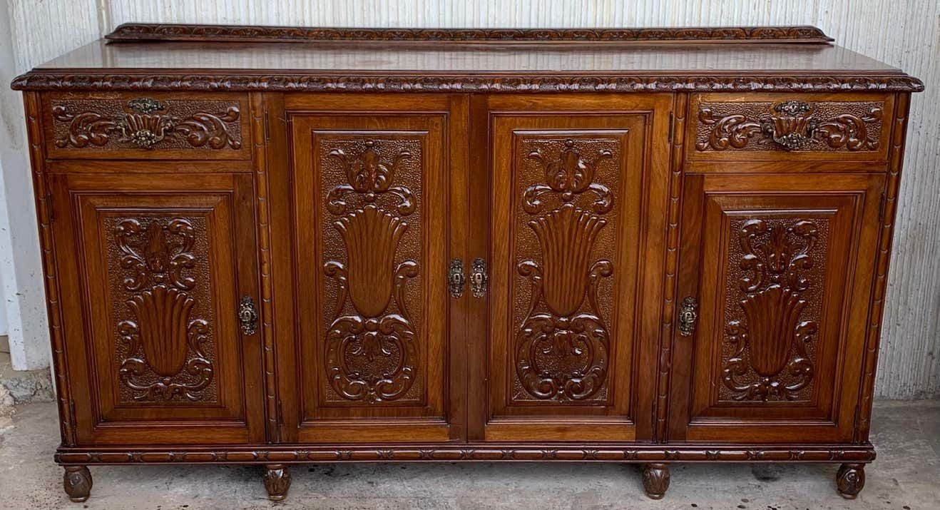 Buffet en noyer sculpté, quatre portes, deux tiroirs et fronton, début du XXe siècle photo furniture