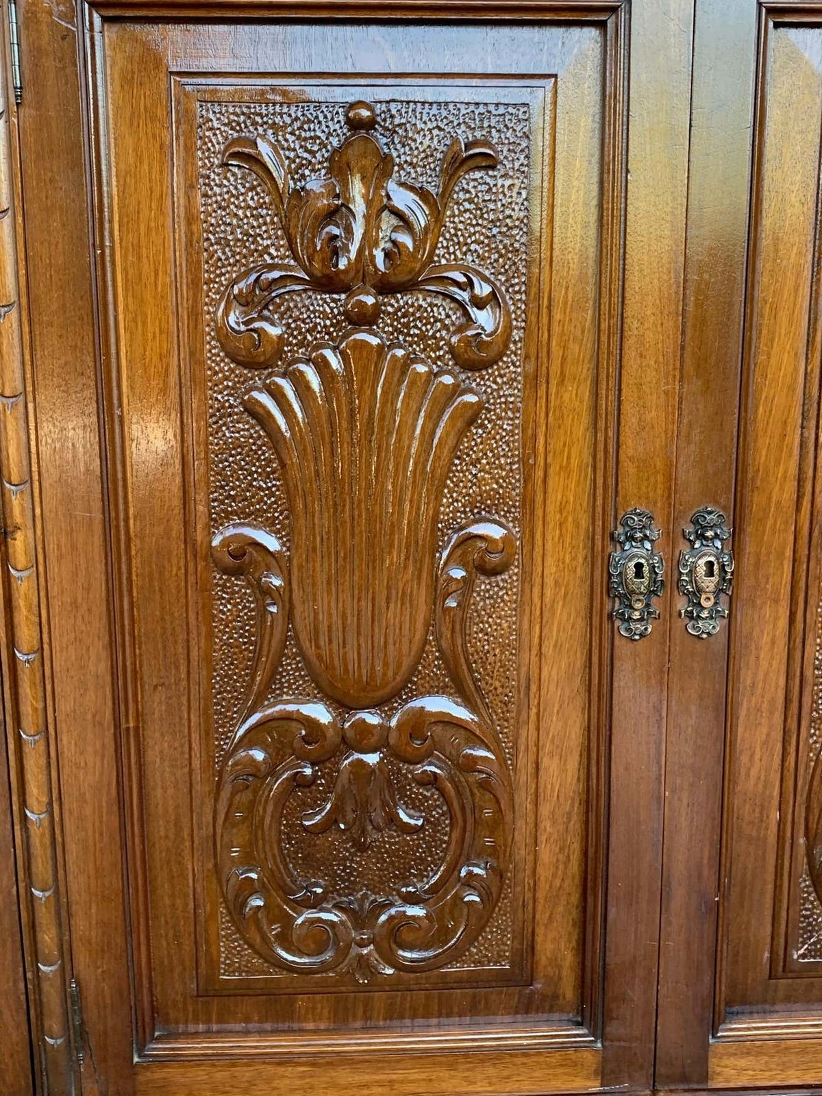 Buffet en noyer sculpté, quatre portes, deux tiroirs et fronton, début du XXe siècle photo vintage