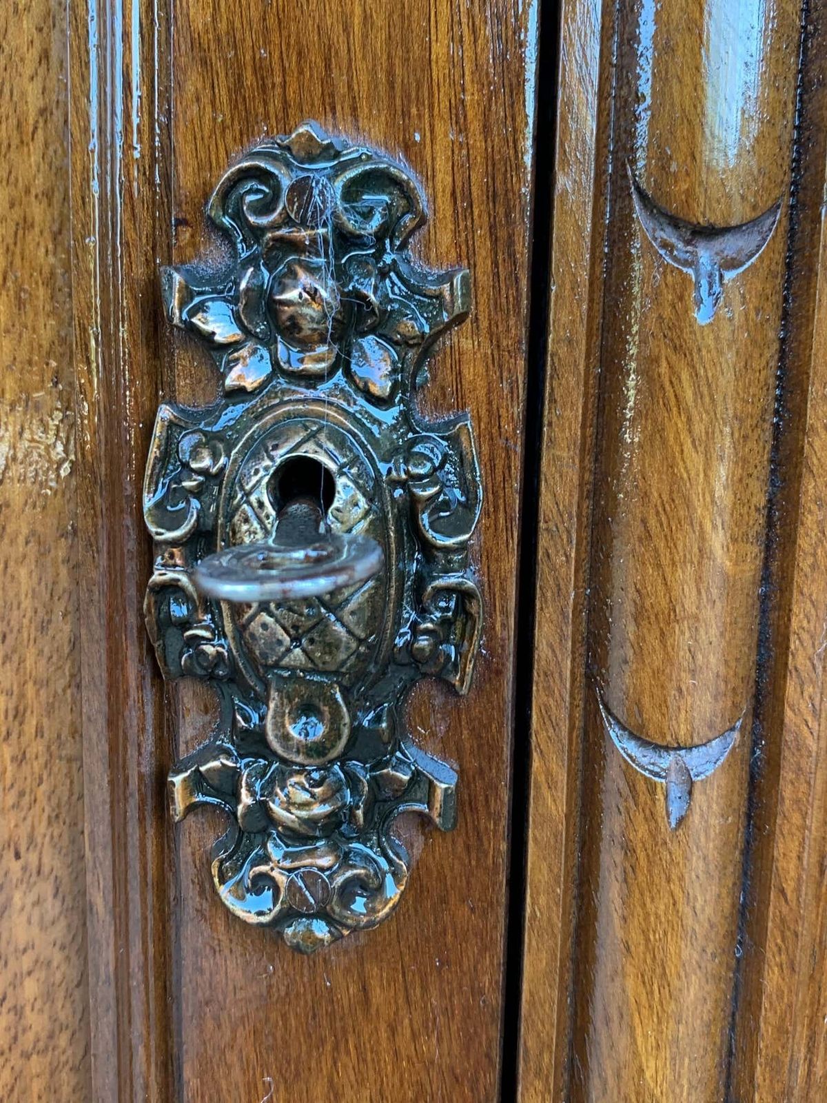 photo furniture Buffet en noyer sculpté, quatre portes, deux tiroirs et fronton, début du XXe siècle