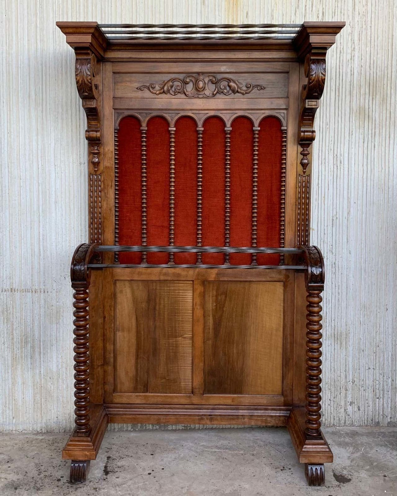 Grand porte-manteau de hall espagnol en noyer massif sculpté, dossier en velours rouge, XIXe siècle photo furniture