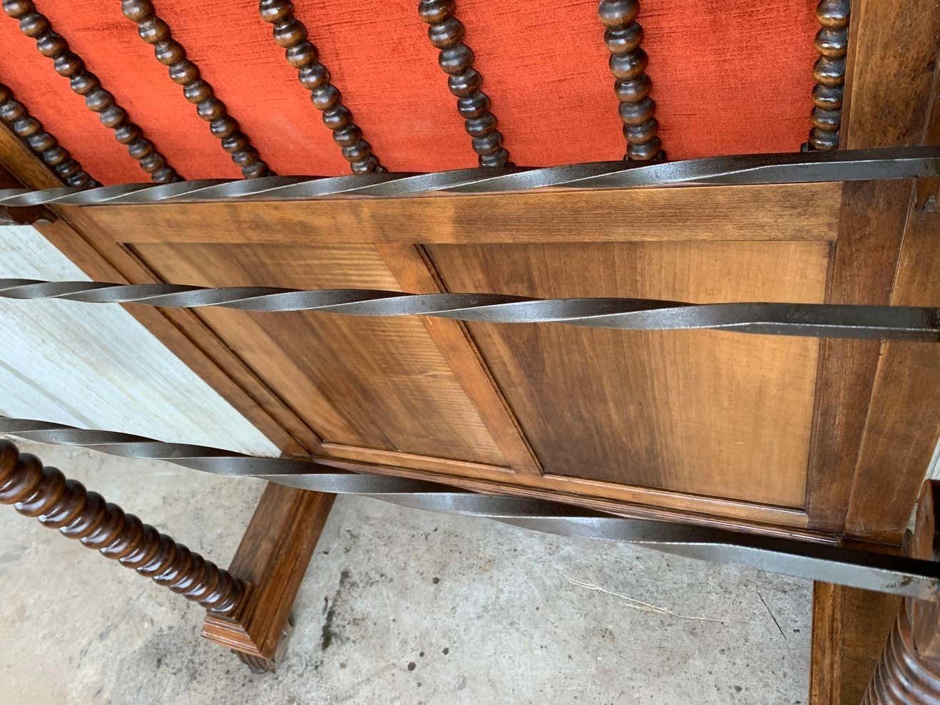 photo furniture Grand porte-manteau de hall espagnol en noyer massif sculpté, dossier en velours rouge, XIXe siècle