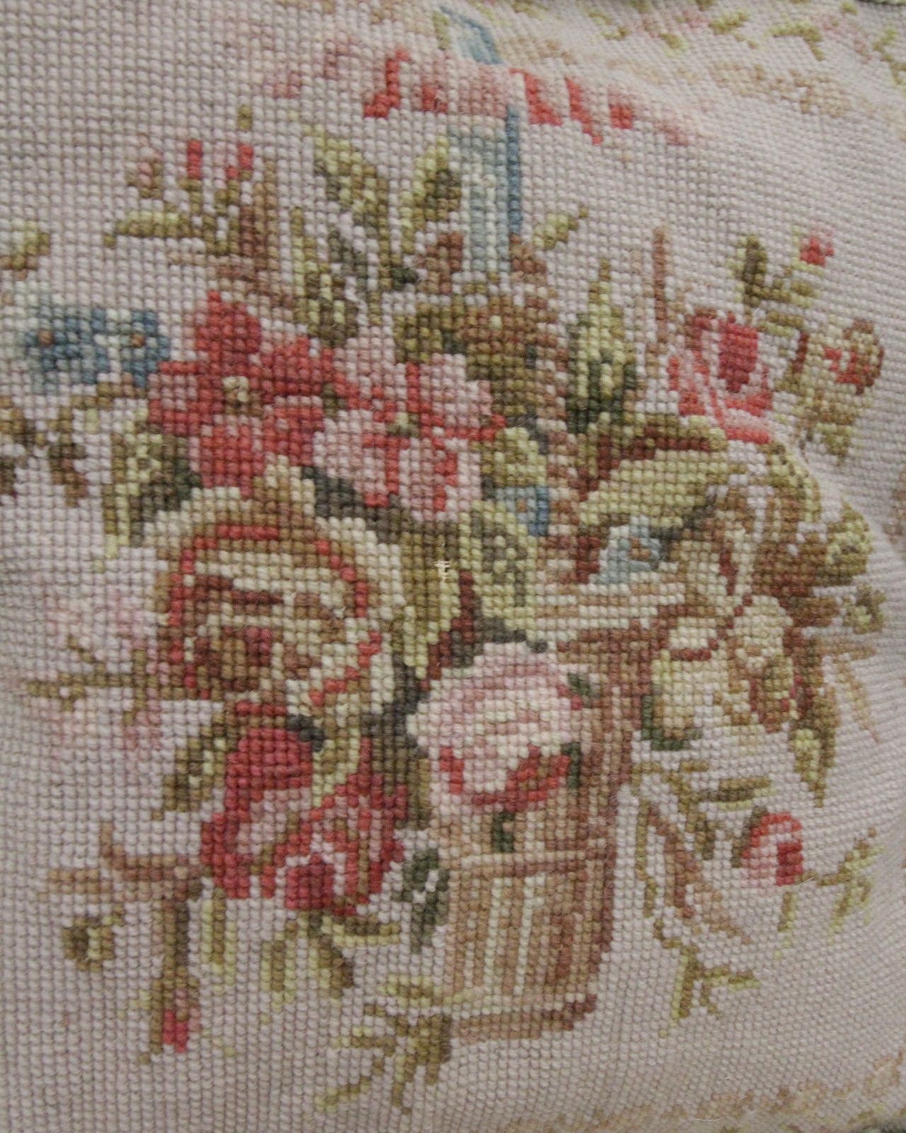 Elegant Pillow Case Floral Hand Embroidered Cushion Cover 35x35cm photo Textiles