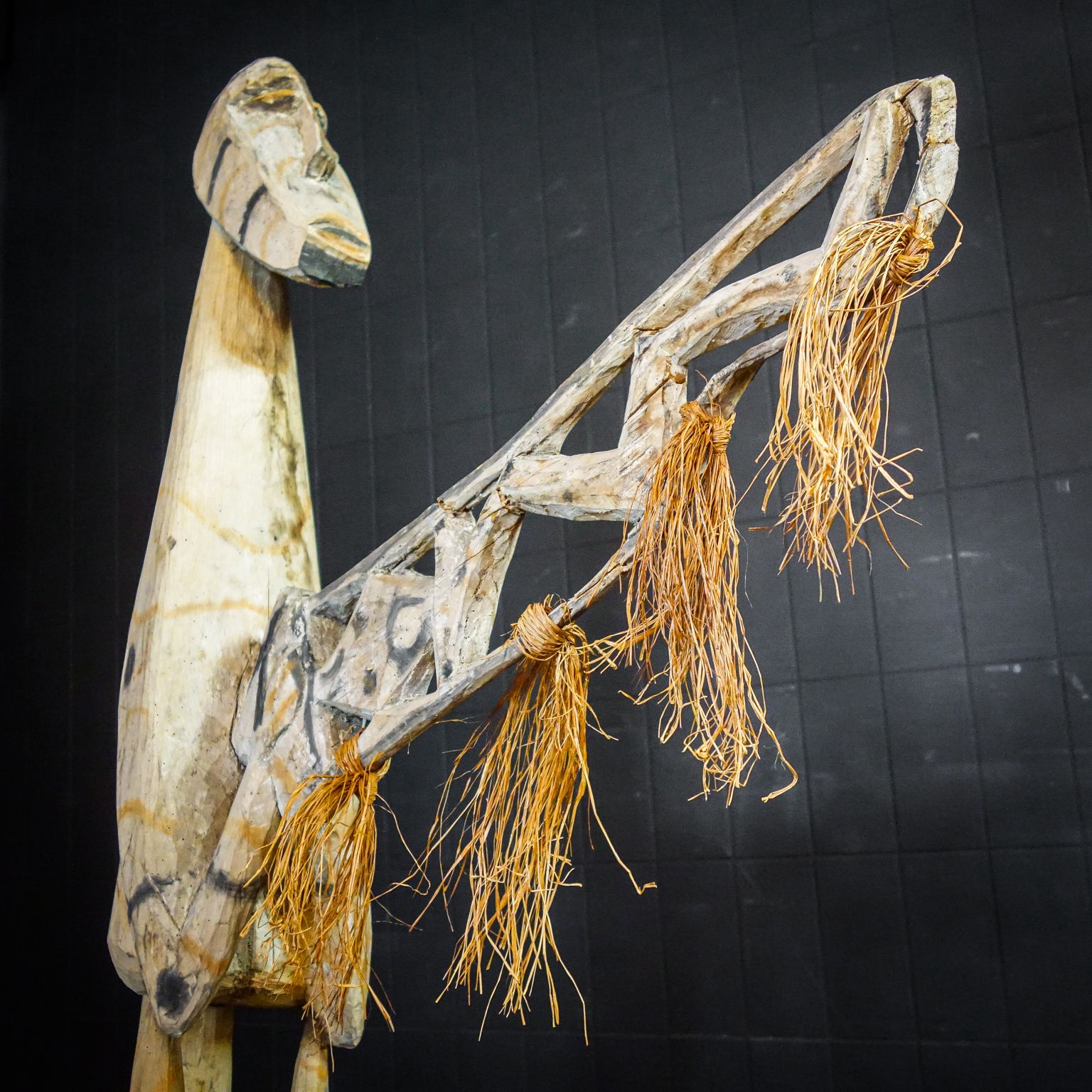 Etnische Asmat Bish Paal Uit Mannenhut – Ca. 1940 – Papoea Nieuw Guinea photo furniture