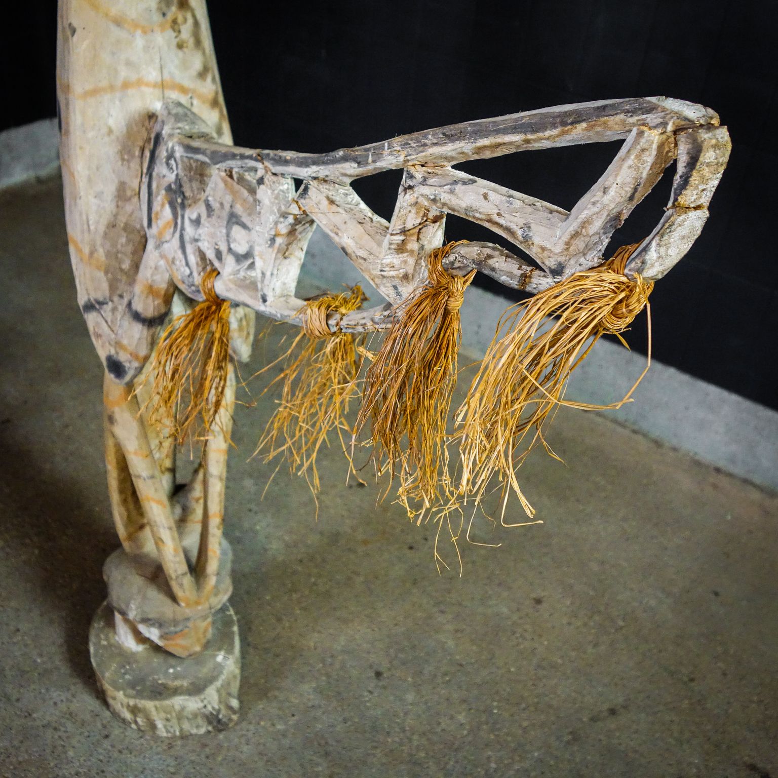 photo furniture Ethnic Asmat Bish Paal From Mannenhut – Circa 1940 – Papua New Guinea