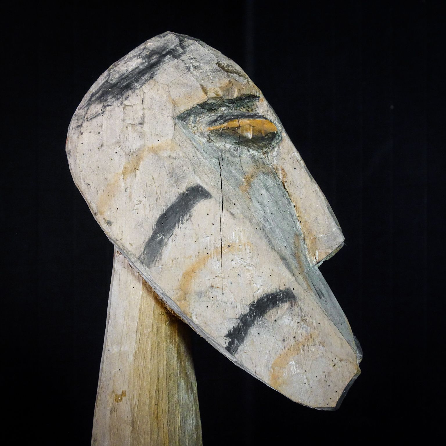 photo vinterior Ethnic Asmat Bish Paal From Mannenhut – Circa 1940 – Papua New Guinea