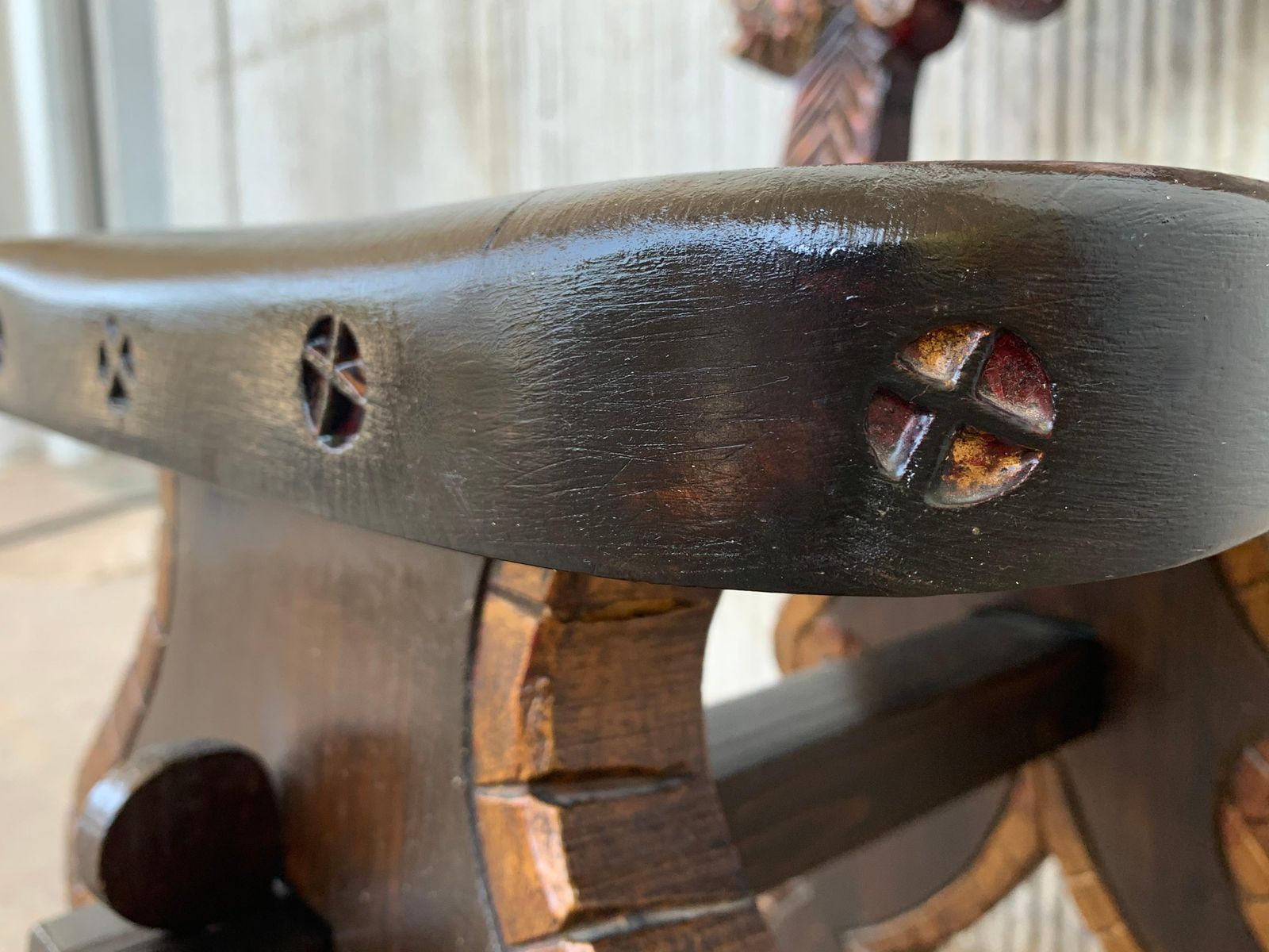 photo for sale Paire de chaises Sgabello espagnoles polychromées sculptées, XXe siècle