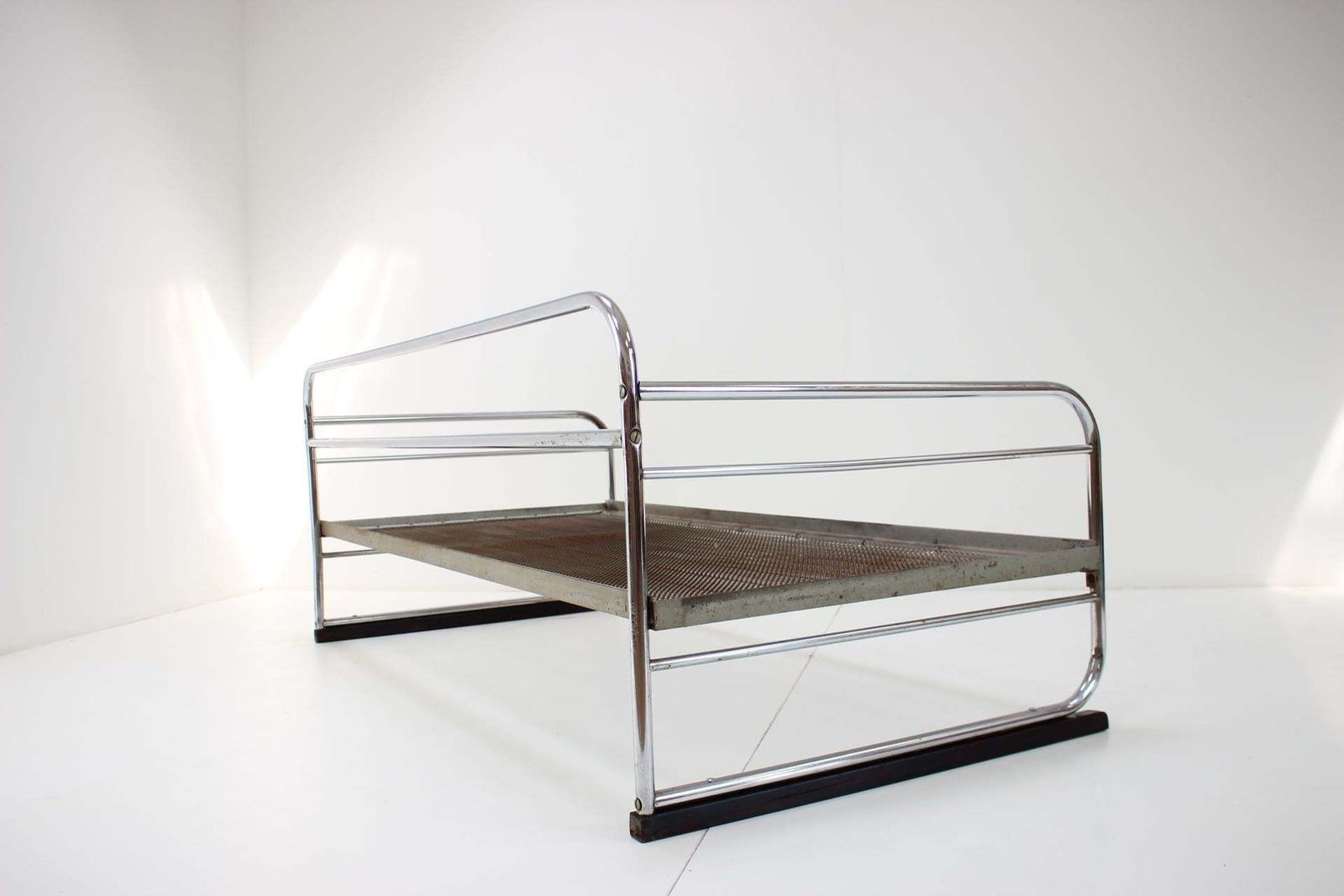 photo furniture Art Deco Driezitsbank Jaren 1930