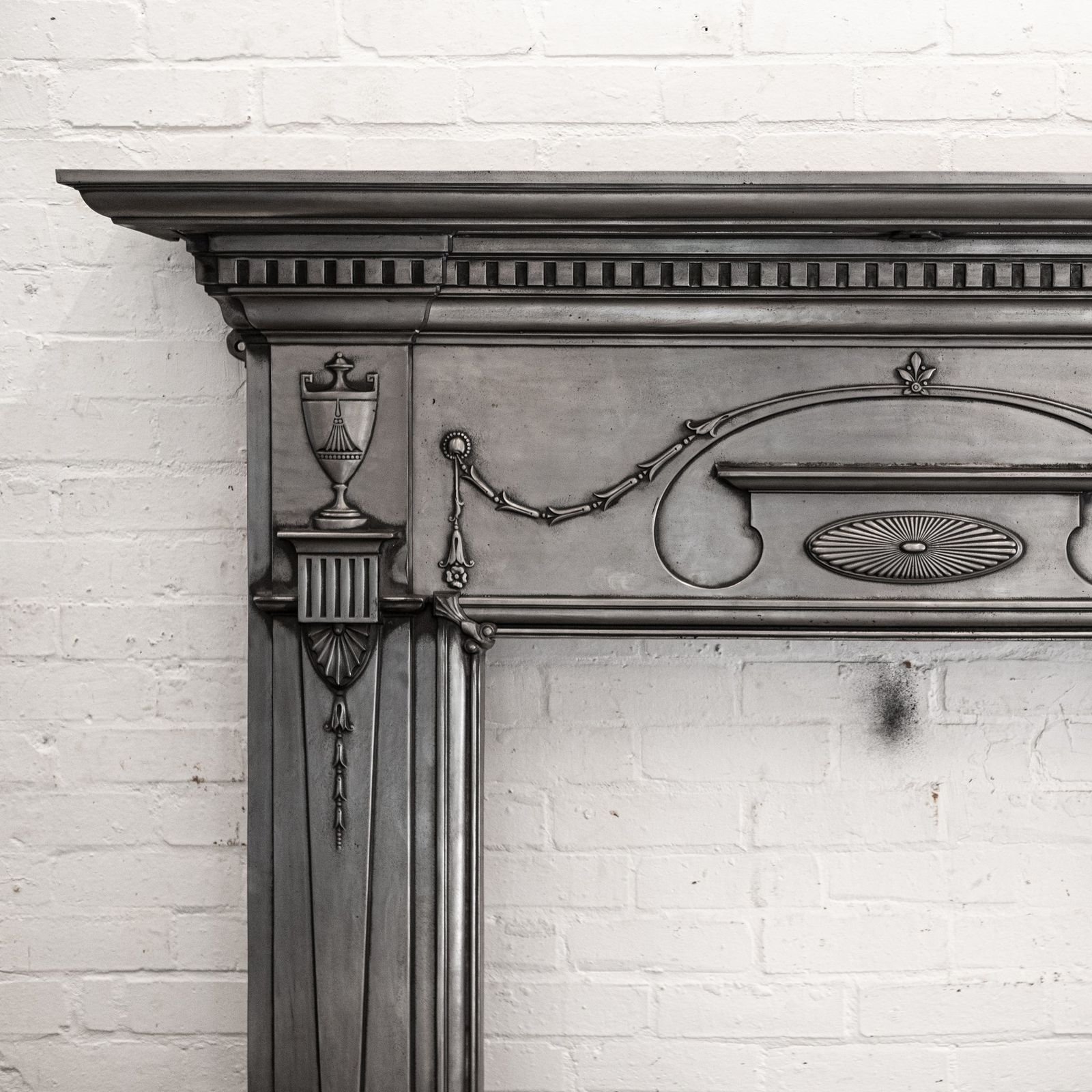 photo vinterior Antique Polished Cast Iron Fireplace Surround