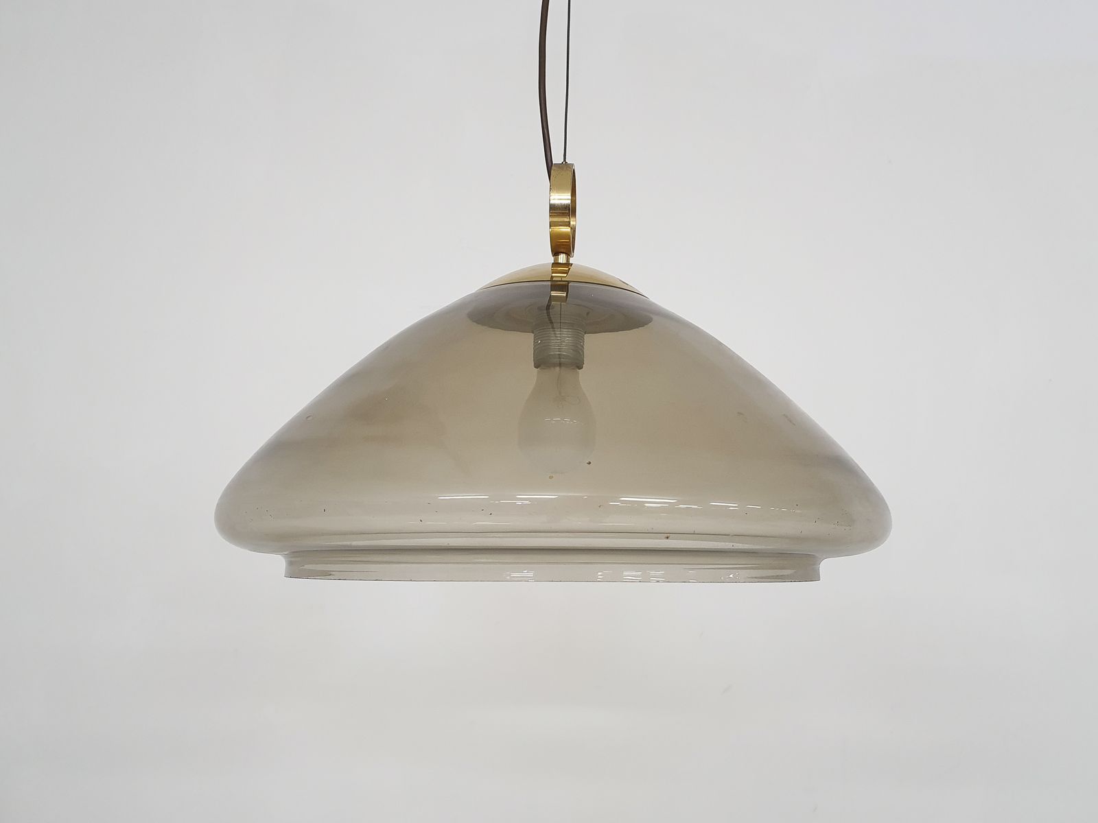 Mid Century Hanglamp Van Gerookt Glas En Messing photo for sale