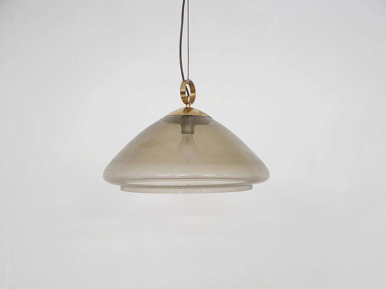 Mid Century Hanglamp Van Gerookt Glas En Messing photo Verlichting