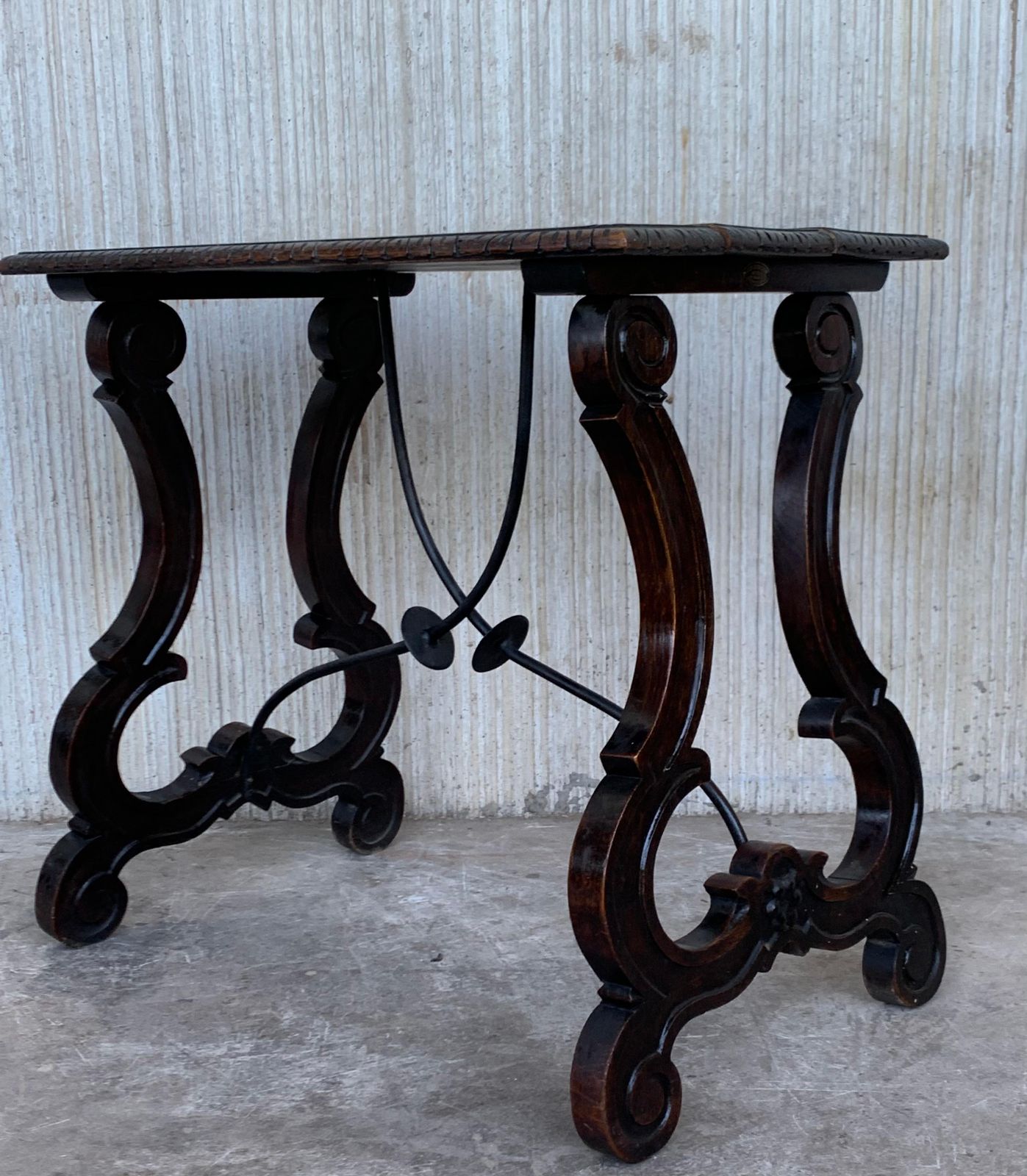 Table d'appoint espagnole XIXe siècle, pied en lyre sculpté à la main et entretoise en fer photo 1990.0