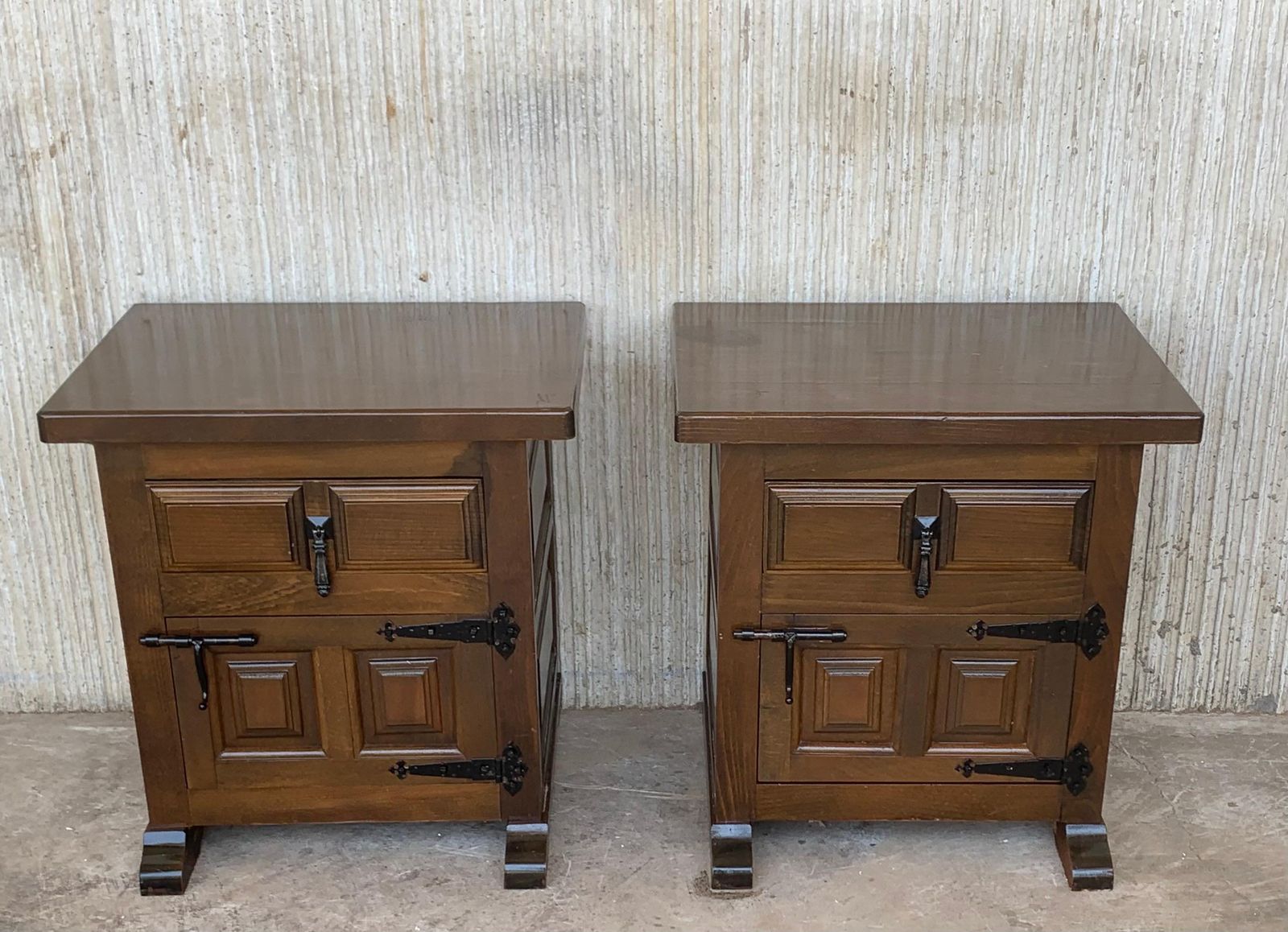 Paire de tables de chevet espagnoles, tiroir, porte et ferrures en fer, XXe siècle photo furniture